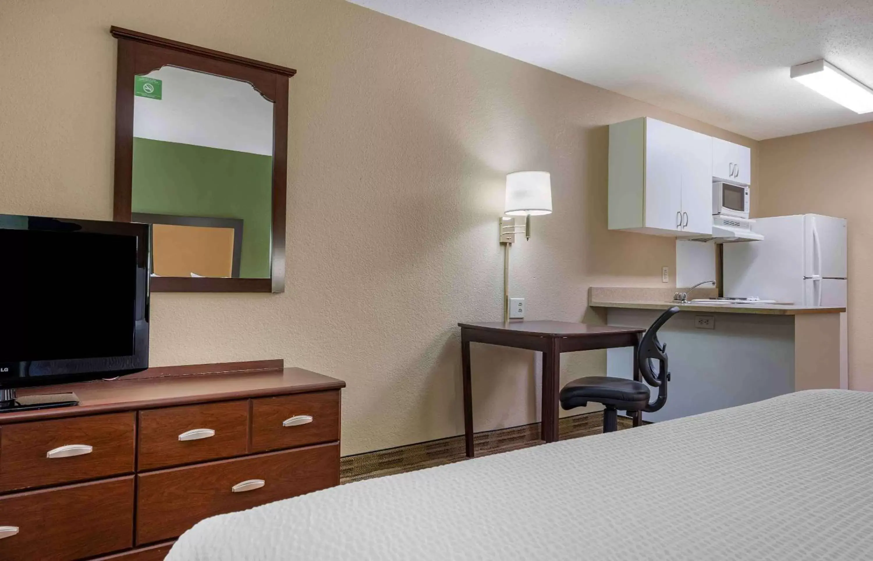Bedroom, TV/Entertainment Center in Extended Stay America Suites - Pittsburgh - West Mifflin