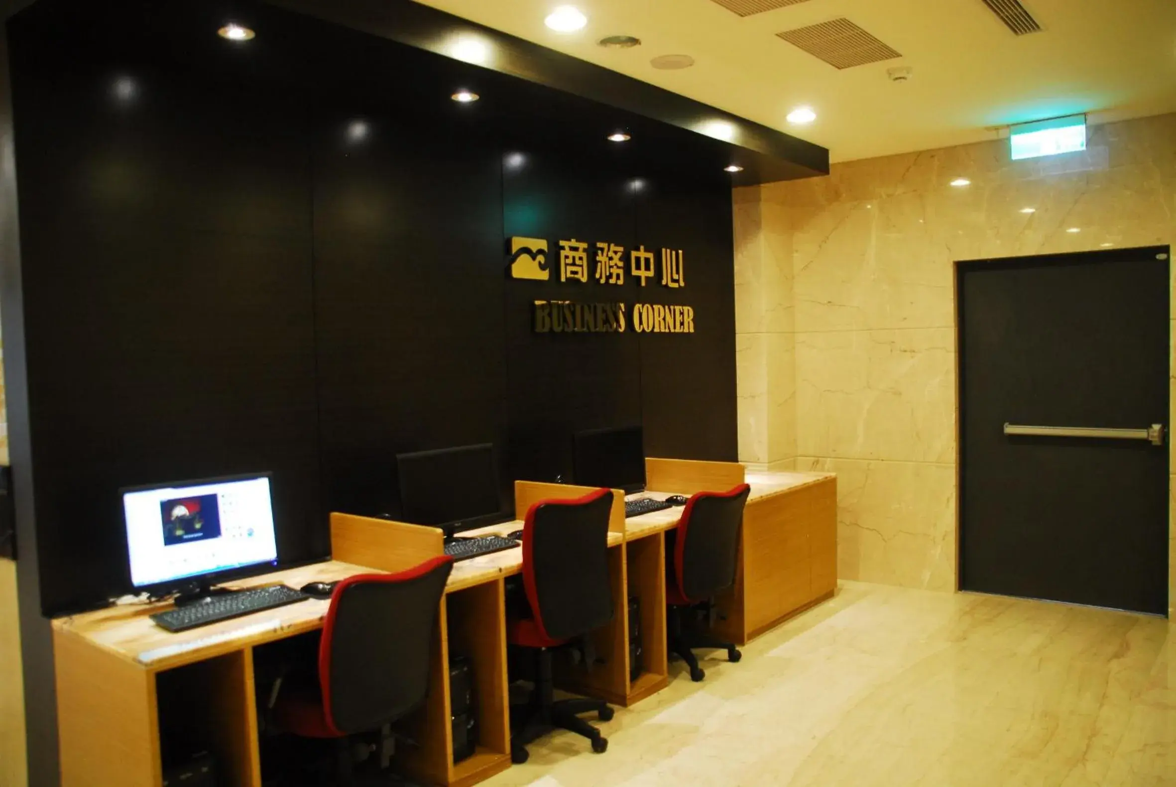 Business facilities in Maple Hotel