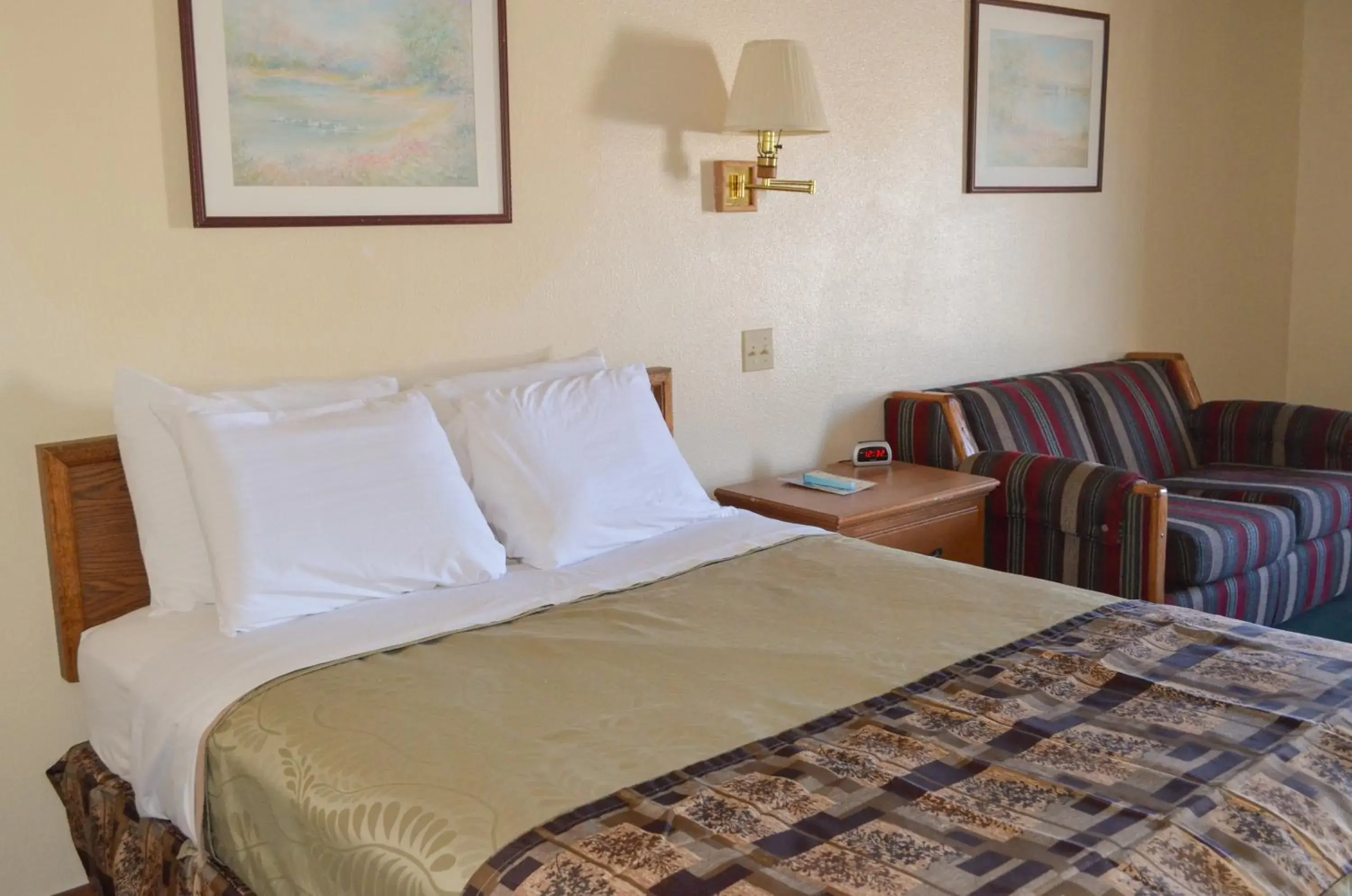 Seating area, Bed in National 9 Inn Price Seating area, Bed in National 9 Inn Price