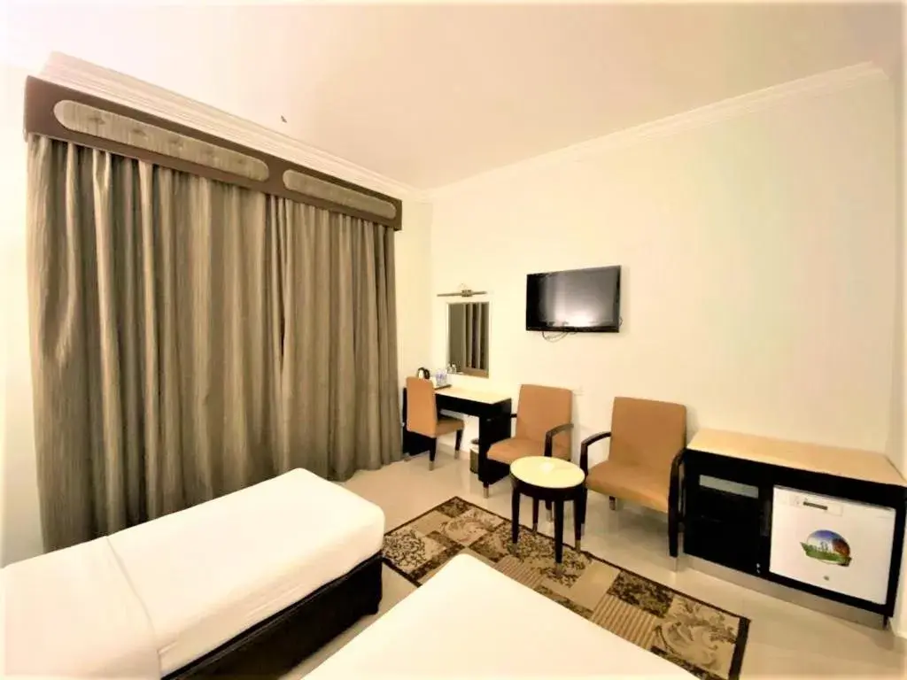 TV and multimedia, TV/Entertainment Center in Signature Inn Hotel - Free Parking
