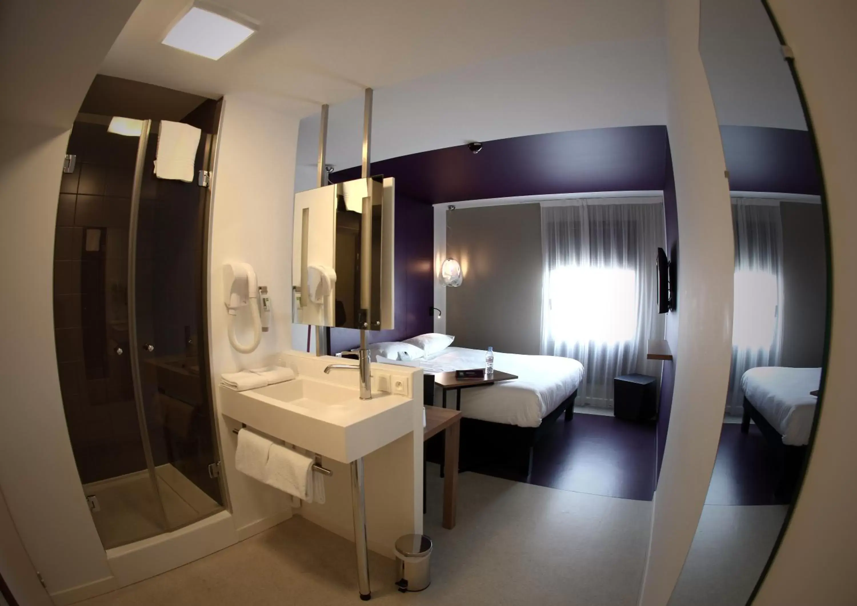 Bathroom in ibis Styles Nimes Gare Centre