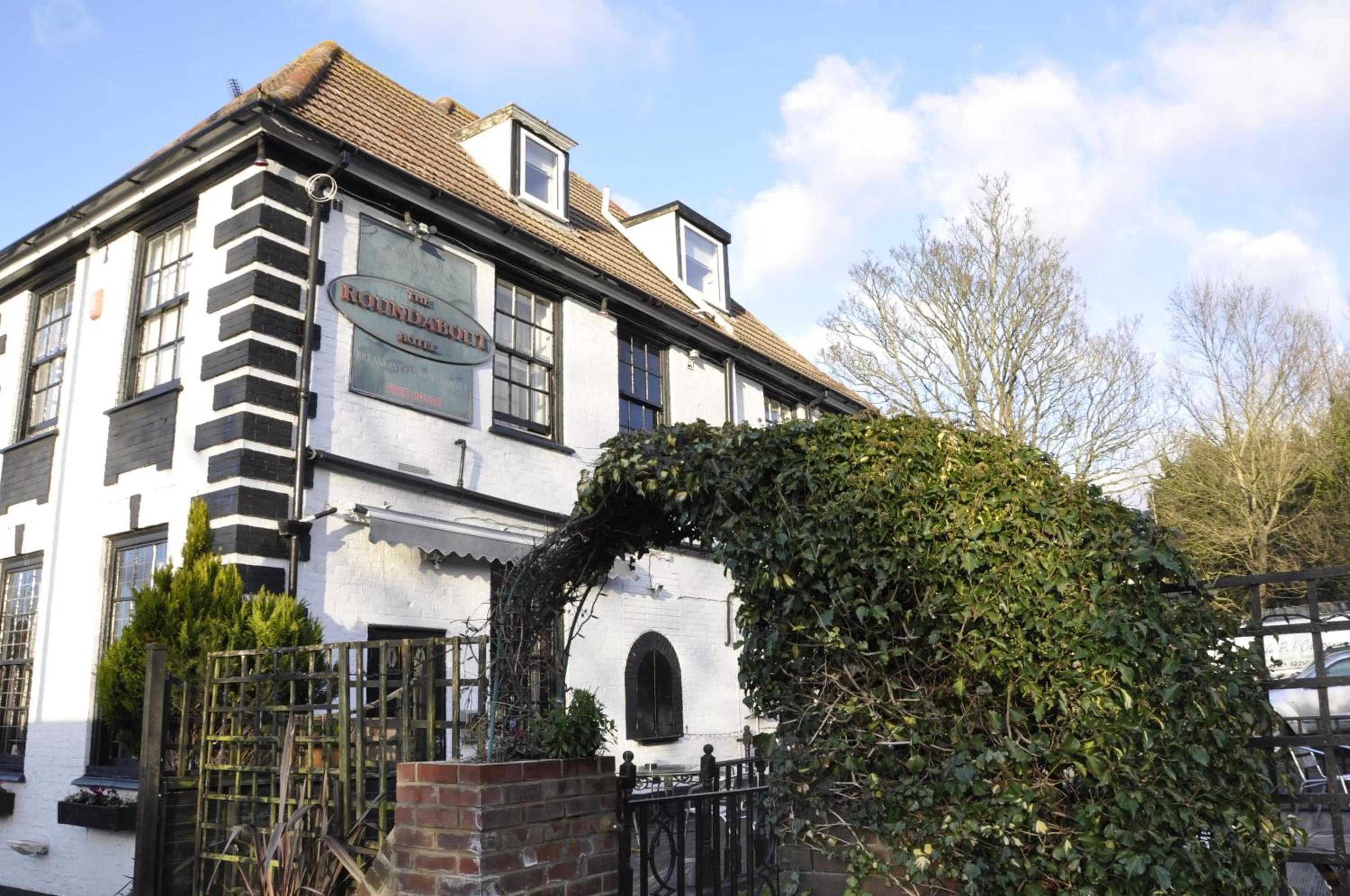 Facade/entrance in The Roundabout Hotel