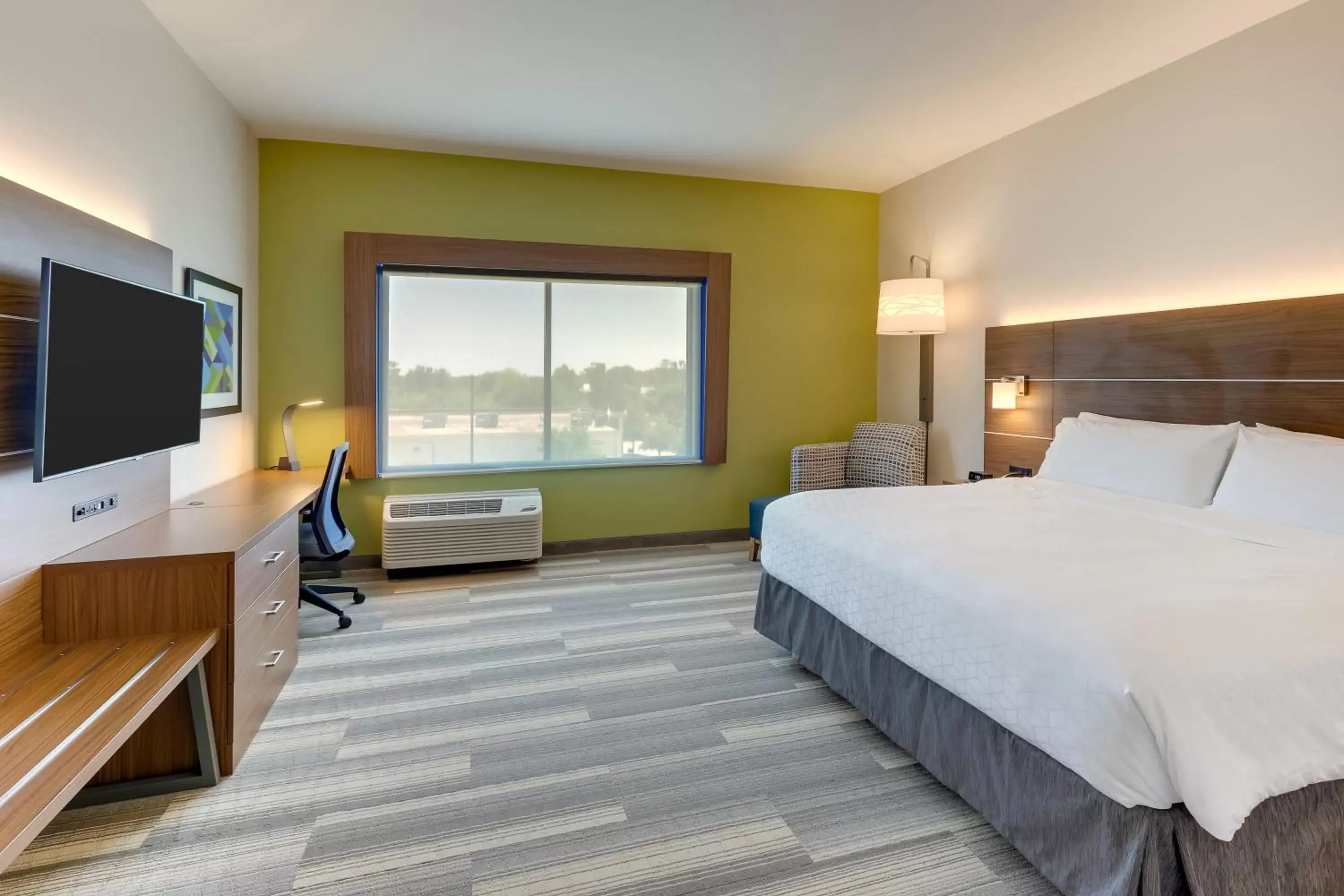 Bedroom, Bed in Holiday Inn Express - Wilmington - Porters Neck, an IHG Hotel