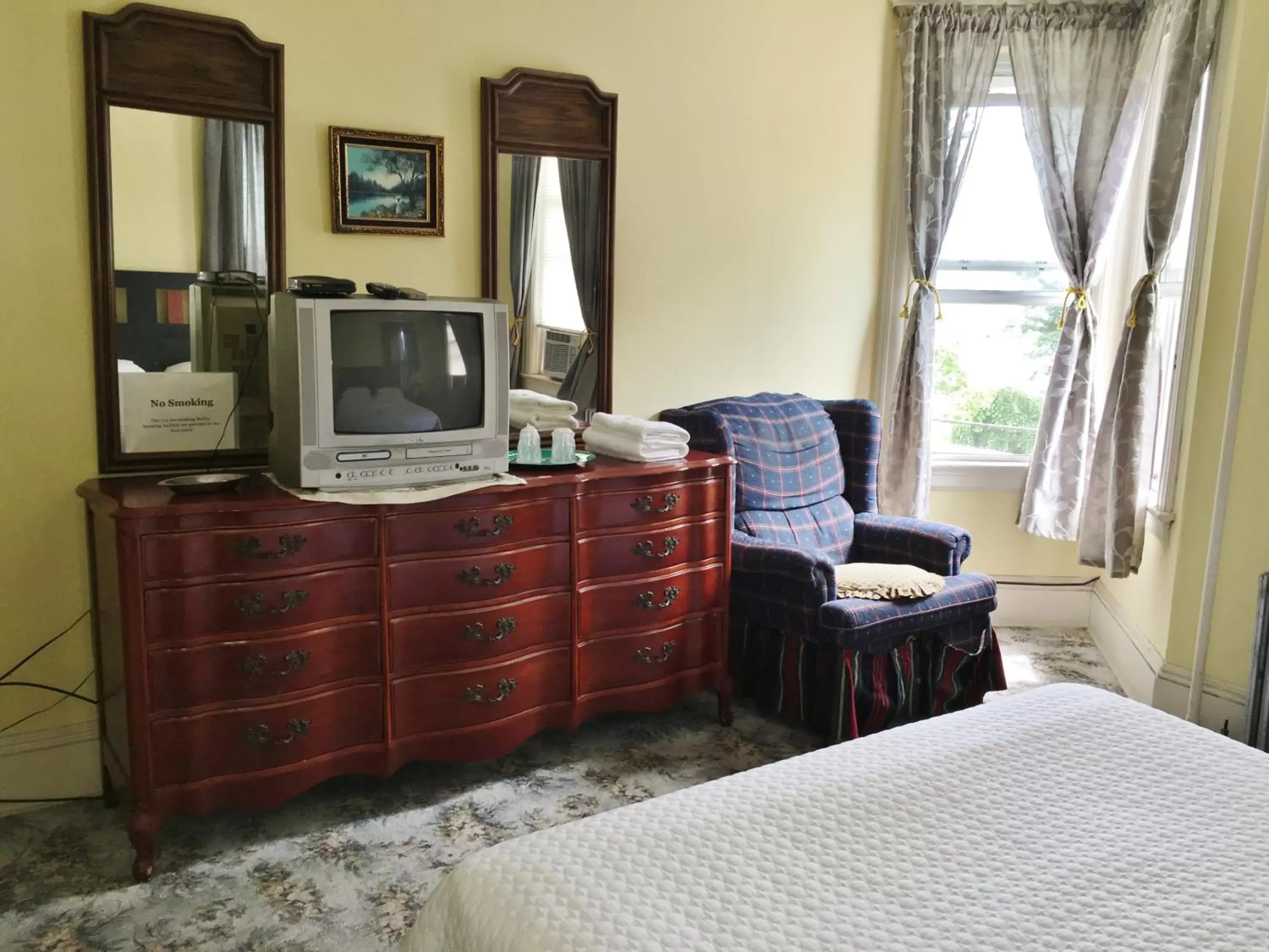 Photo of the whole room, TV/Entertainment Center in Harbor House Bed and Breakfast