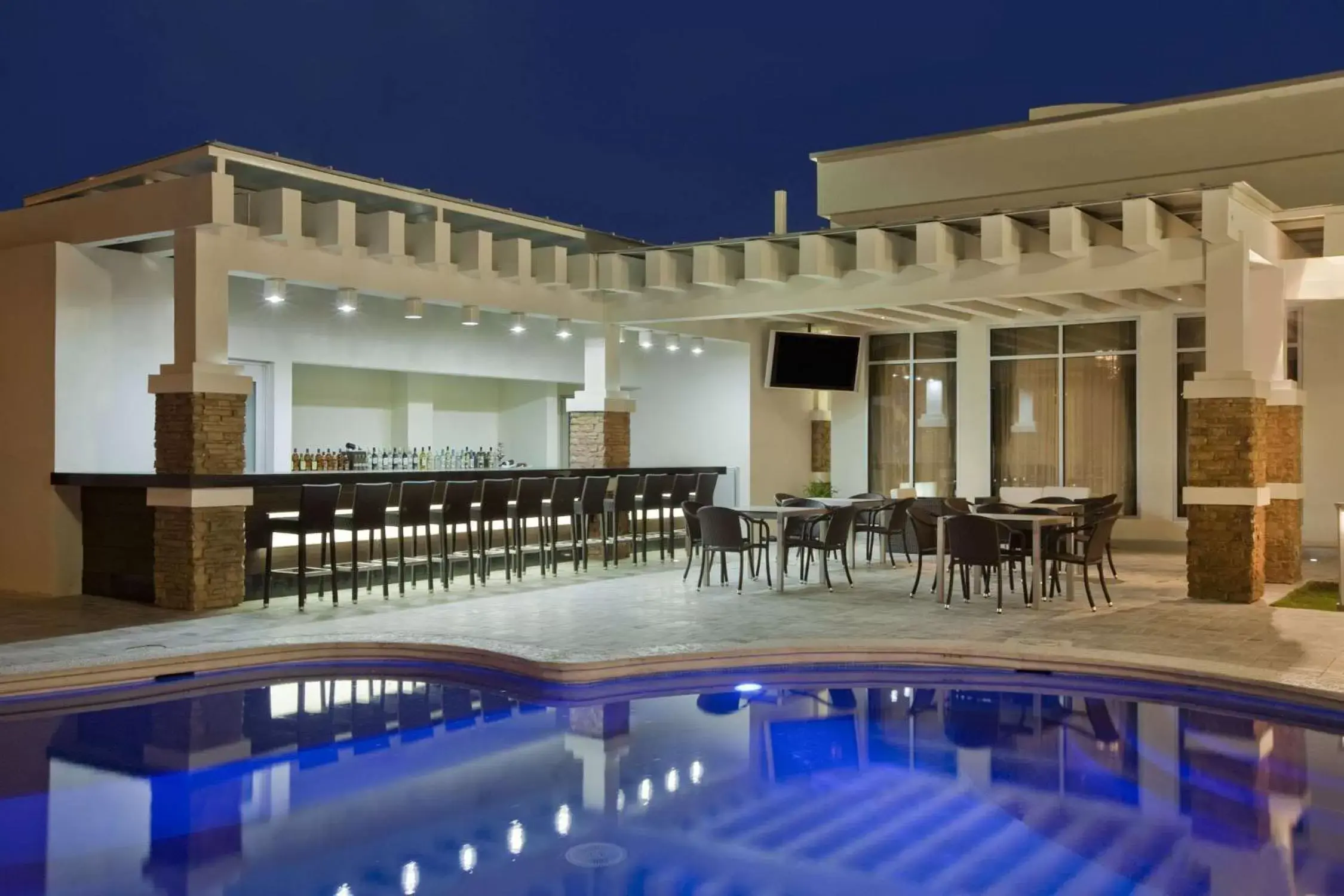 Lounge or bar, Swimming Pool in Hilton Garden Inn Tuxtla Gutierrez