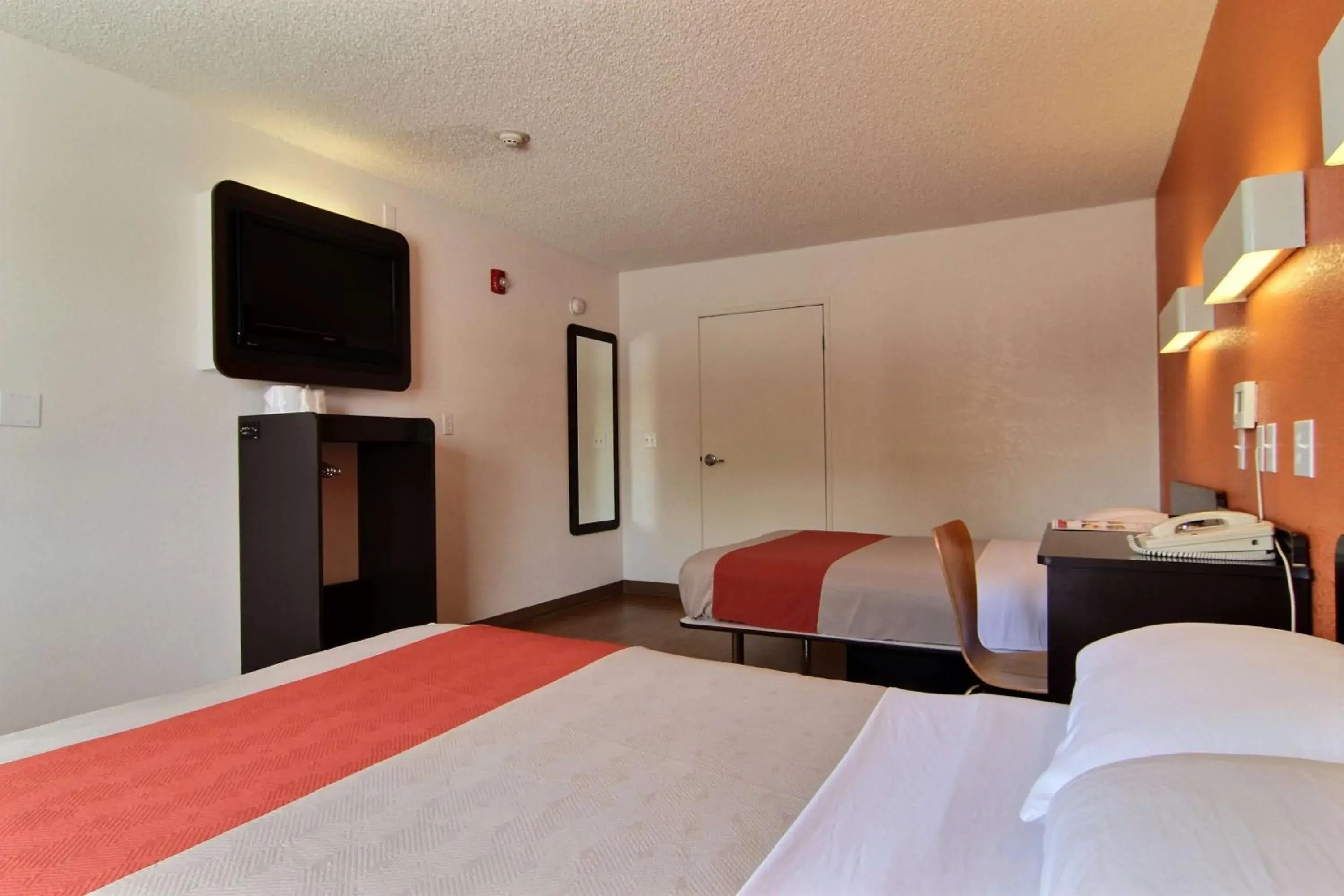 TV and multimedia, Bed in Motel 6-Albuquerque, NM - Coors Road