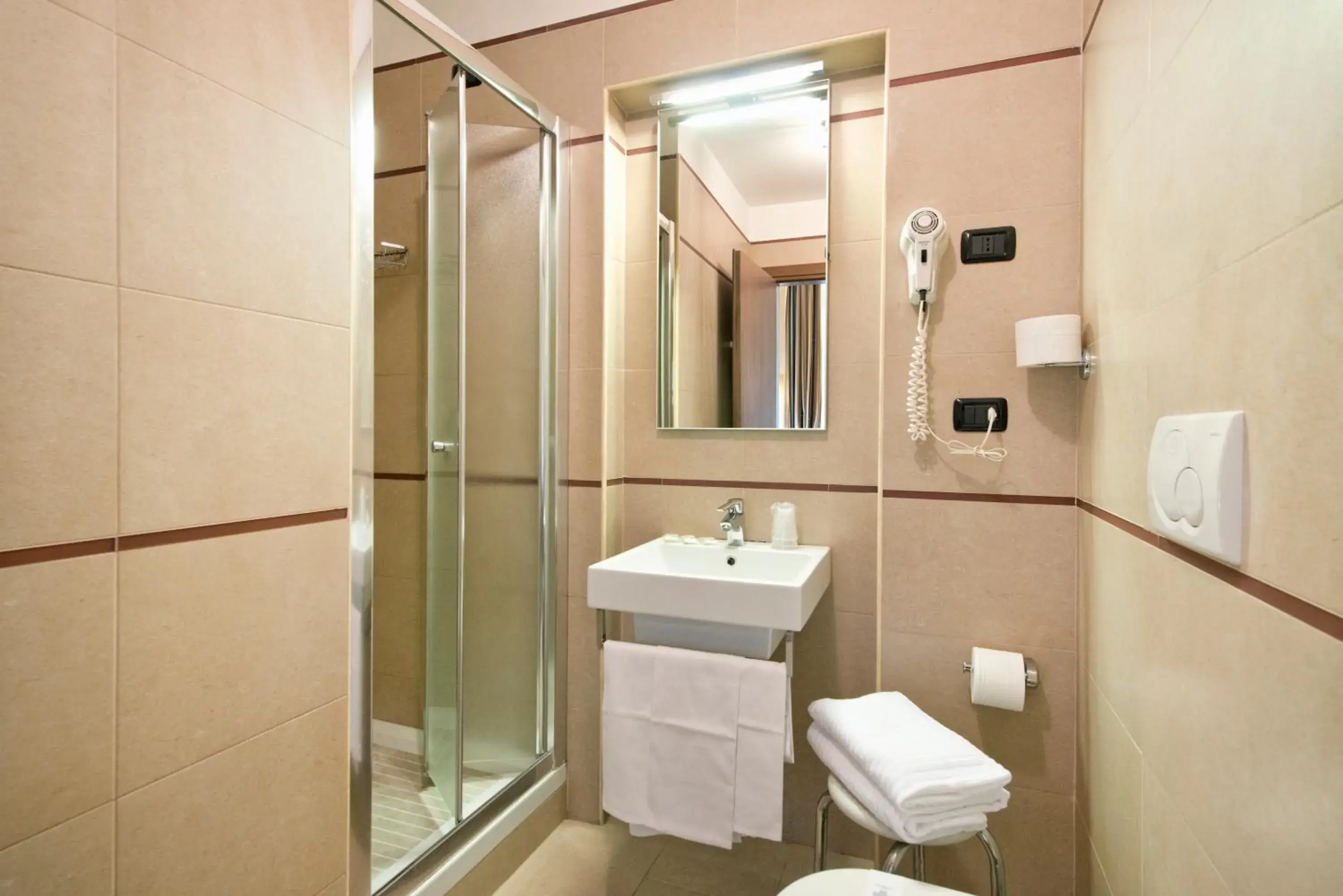 Shower, Bathroom in Hotel Marco Polo Rome