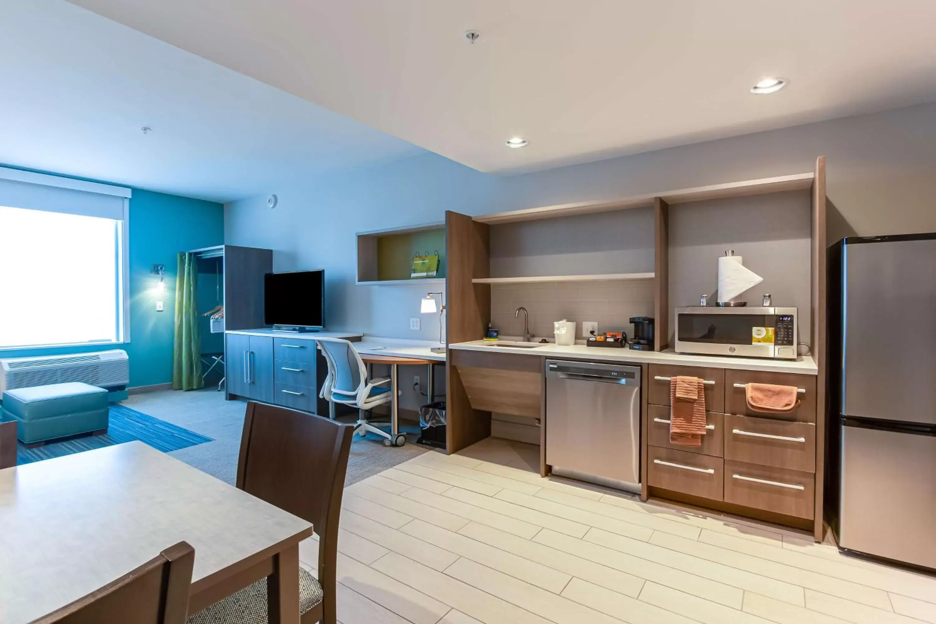 Living room, Kitchen/Kitchenette in Home2 Suites By Hilton Nashville Bellevue