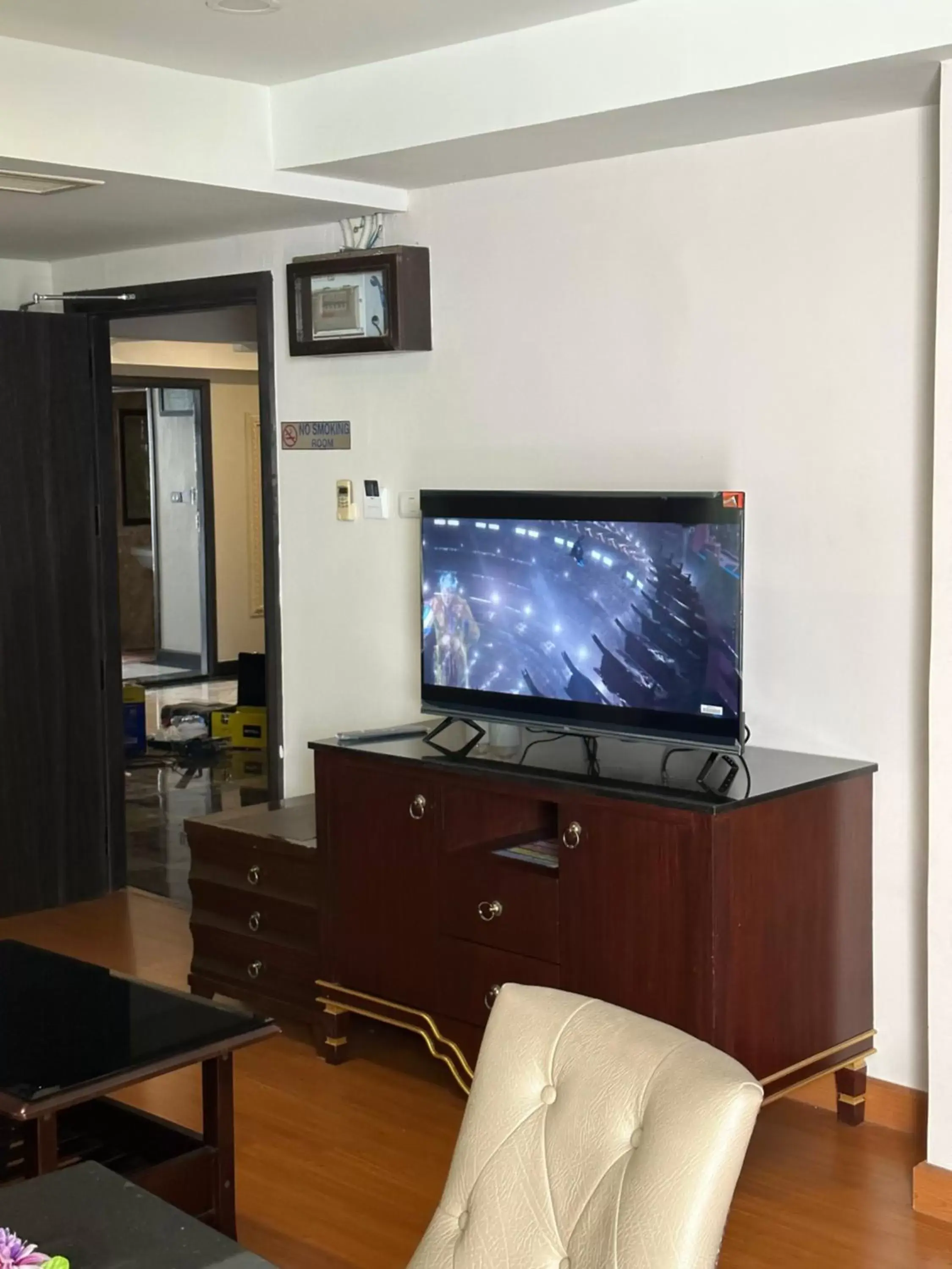 TV/Entertainment Center in Maleez Lodge