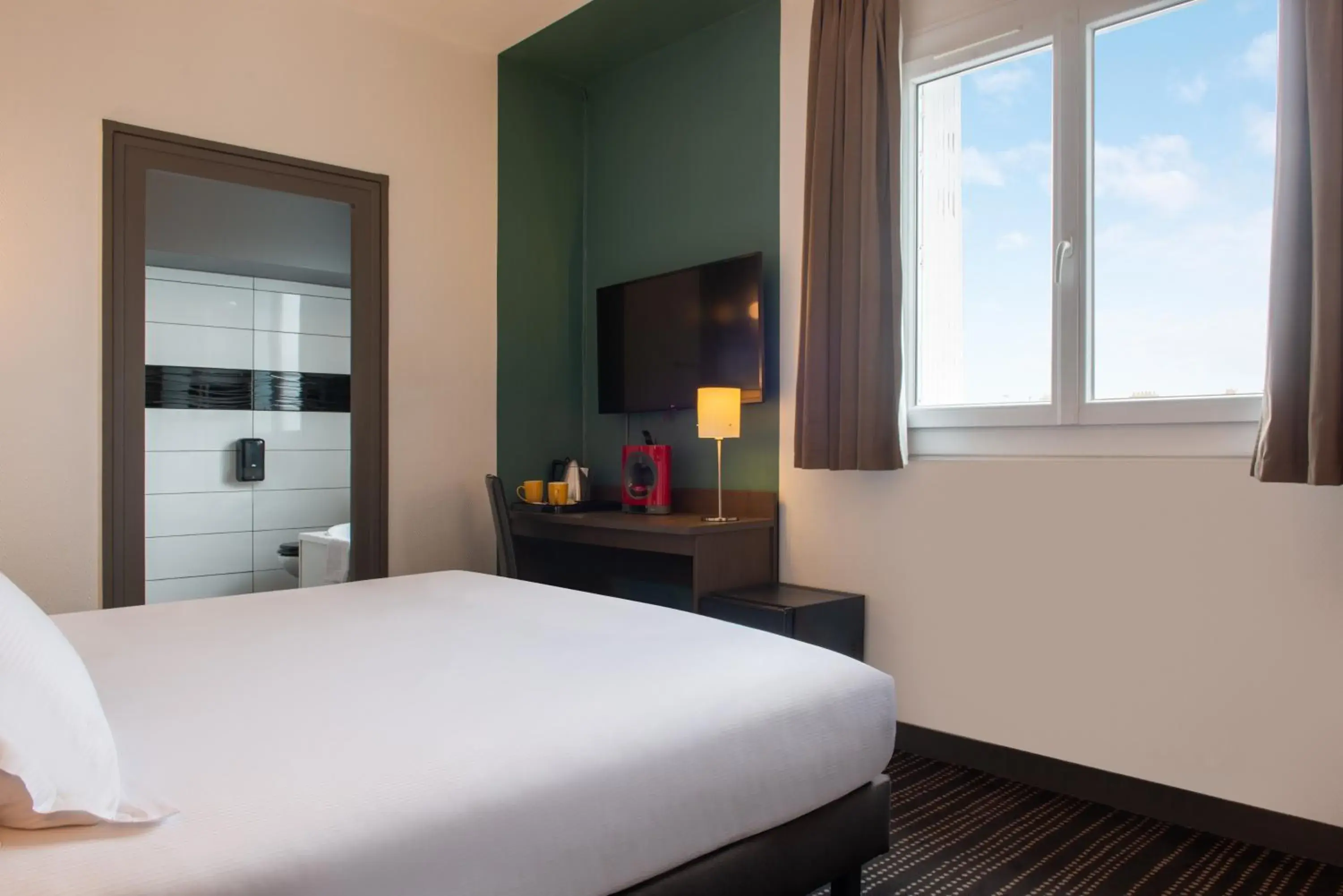Bed, View in The Originals City, Hotel de l'Europe, Saint-Nazaire