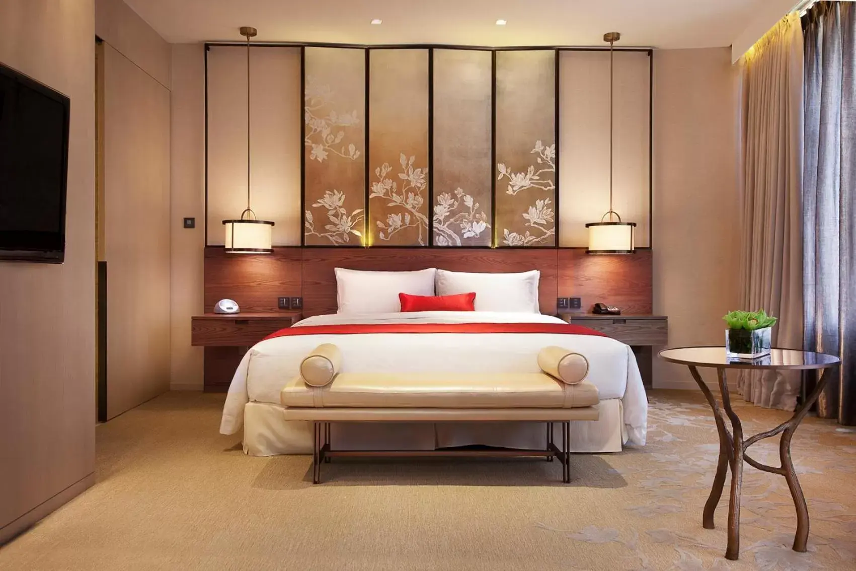 Bed in HUALUXE Shanghai Twelve At Hengshan, an IHG Hotel