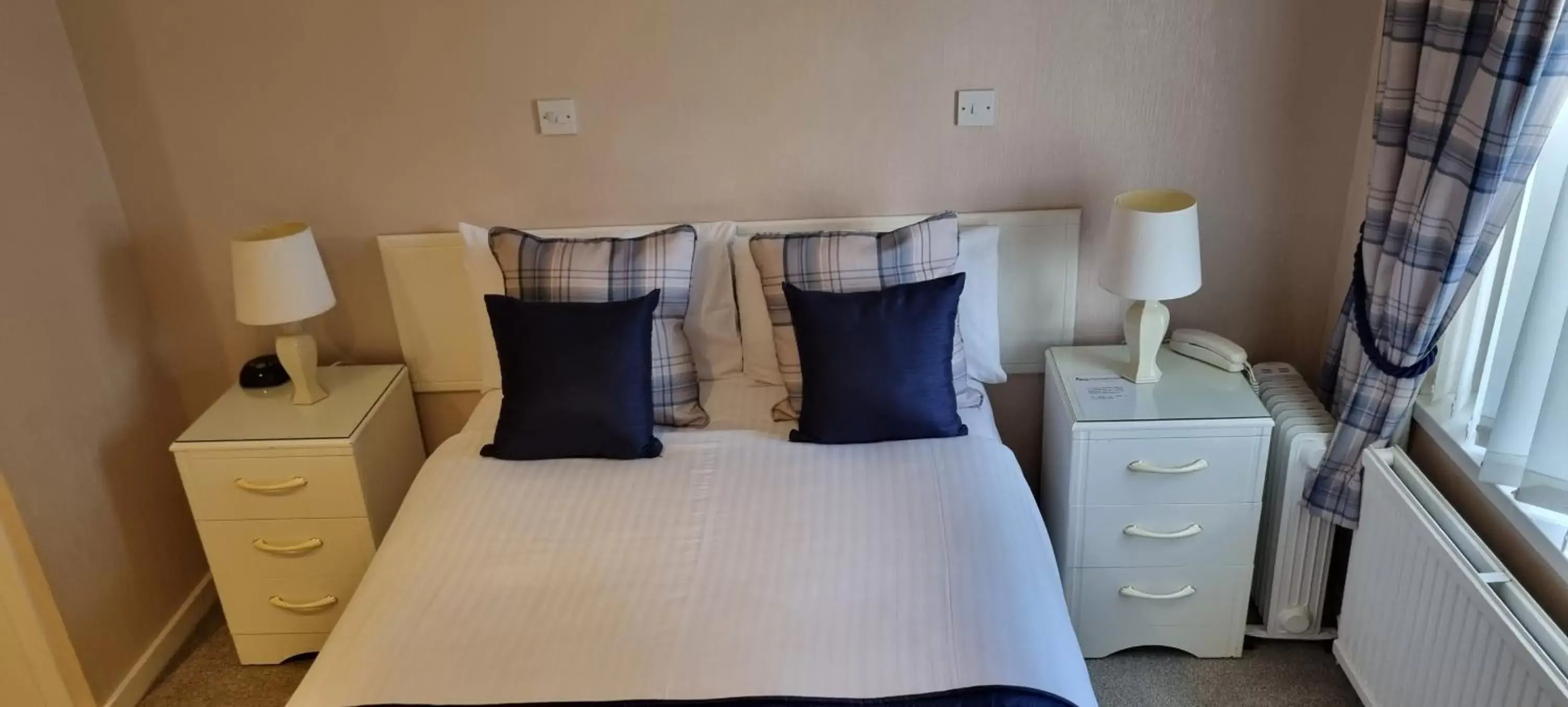 Bed in Sunninghill Hotel