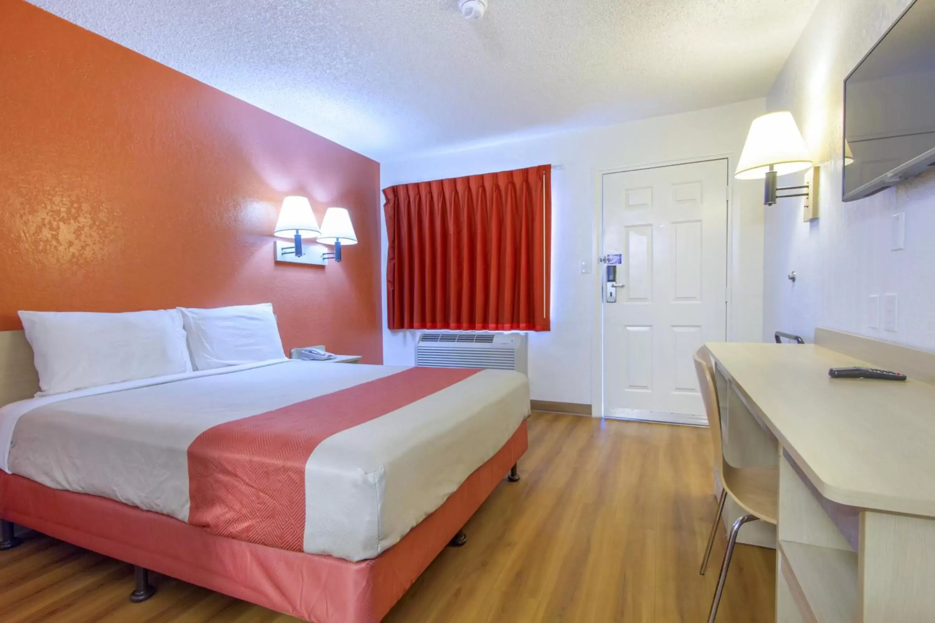 Bedroom, Bed in Motel 6-Phoenix, AZ - Airport - 24th Street