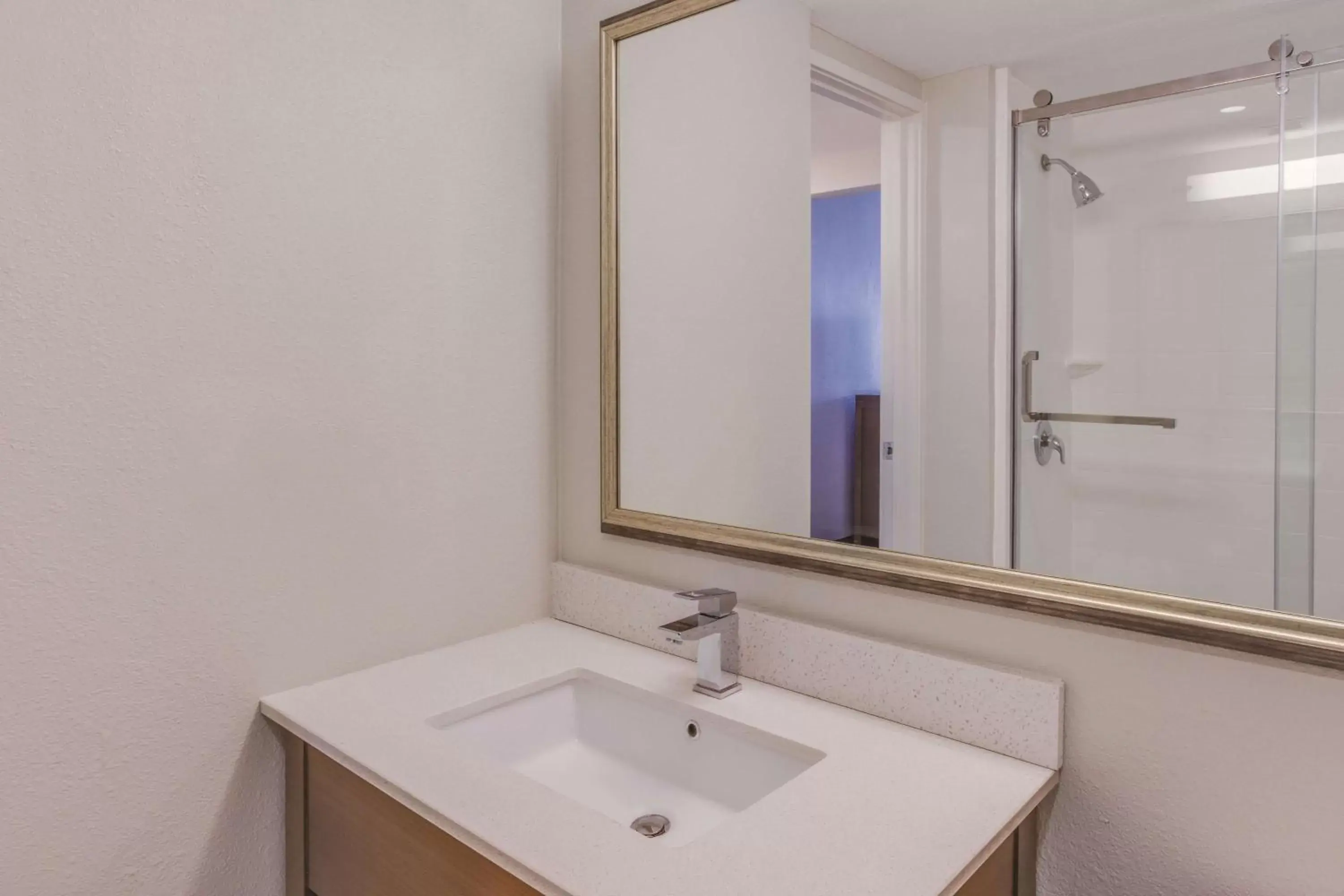 Bathroom in La Quinta by Wyndham Philadelphia Airport