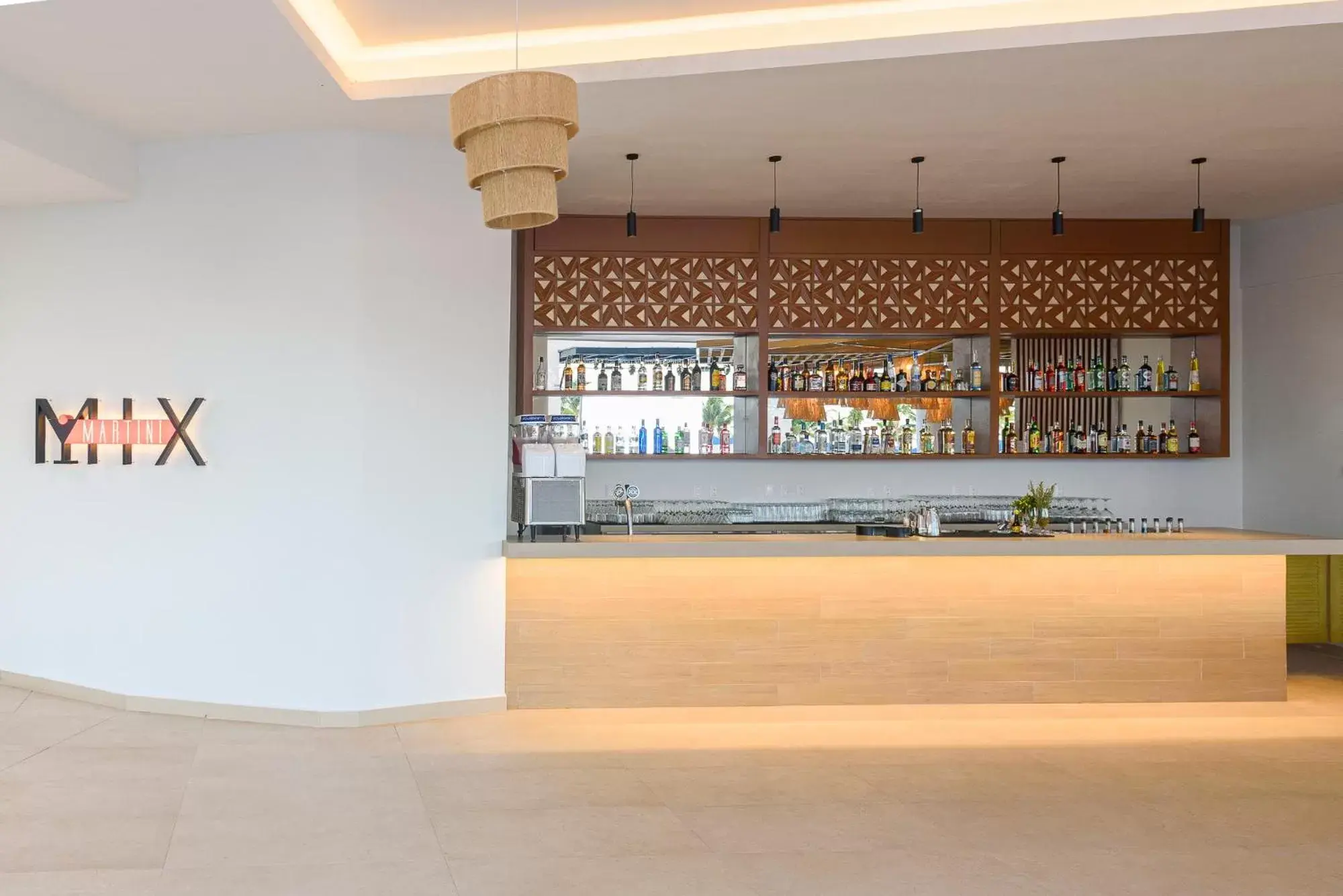 Lounge or bar in Royalton Splash Riviera Cancun, An Autograph Collection All-Inclusive Resort