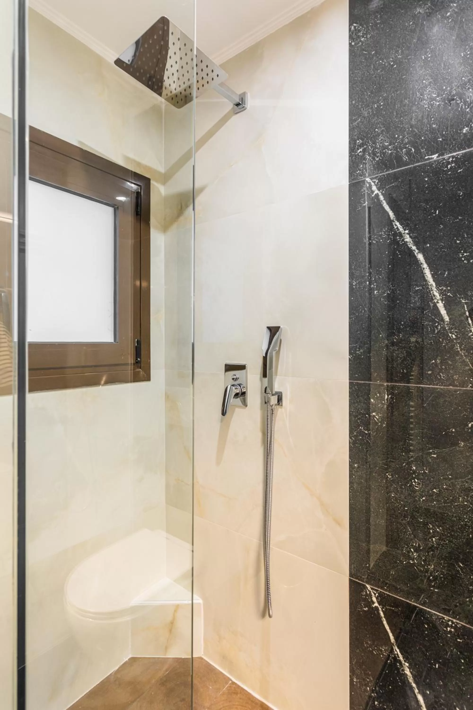 Shower in Nicholas Point Apartments and Rooms
