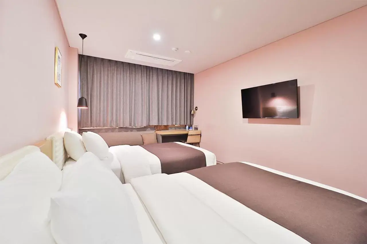 Bed, TV/Entertainment Center in Bay Hound Hotel