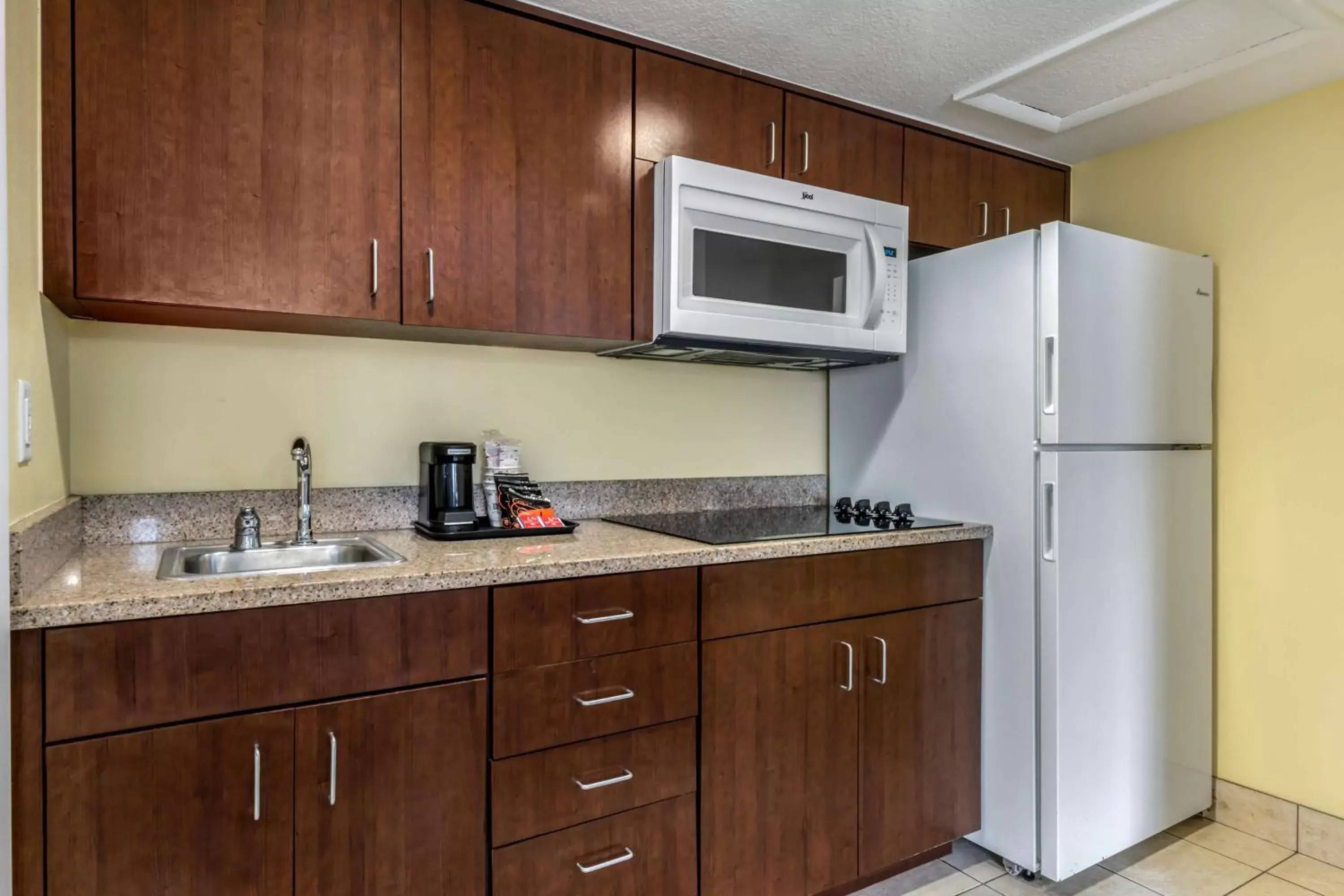 Bedroom, Kitchen/Kitchenette in Best Western Cocoa Beach Hotel & Suites