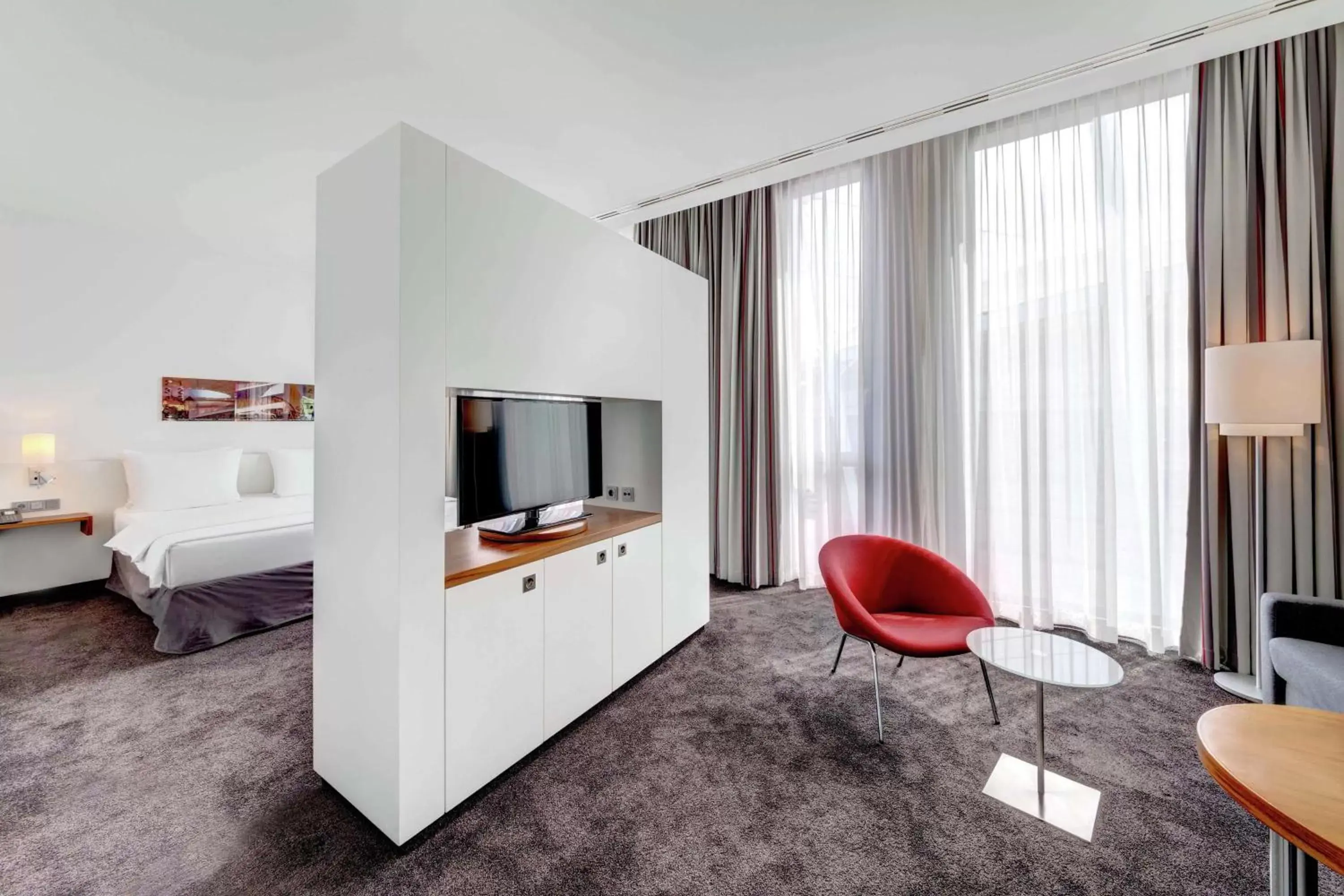 Bedroom, TV/Entertainment Center in Hilton Garden Inn Stuttgart NeckarPark