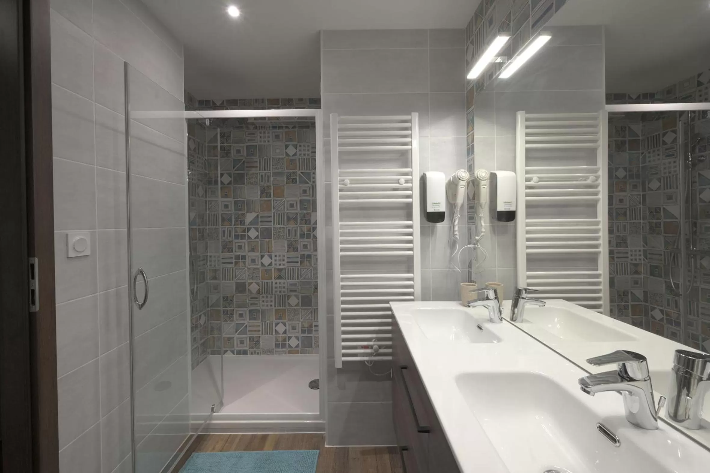 Shower in Hotel De La Croisée