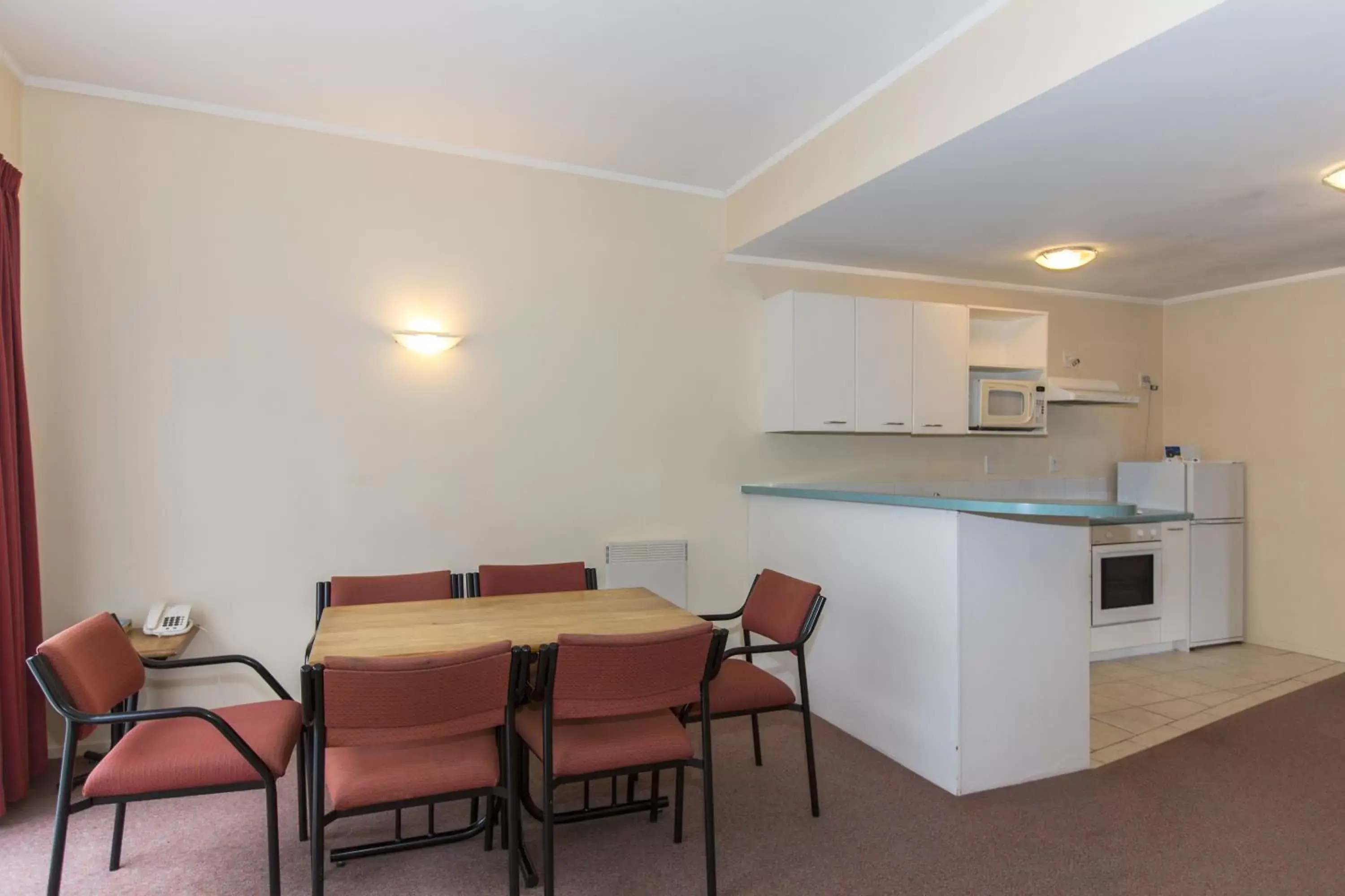 Kitchen or kitchenette, Kitchen/Kitchenette in Fernhill Motor Lodge