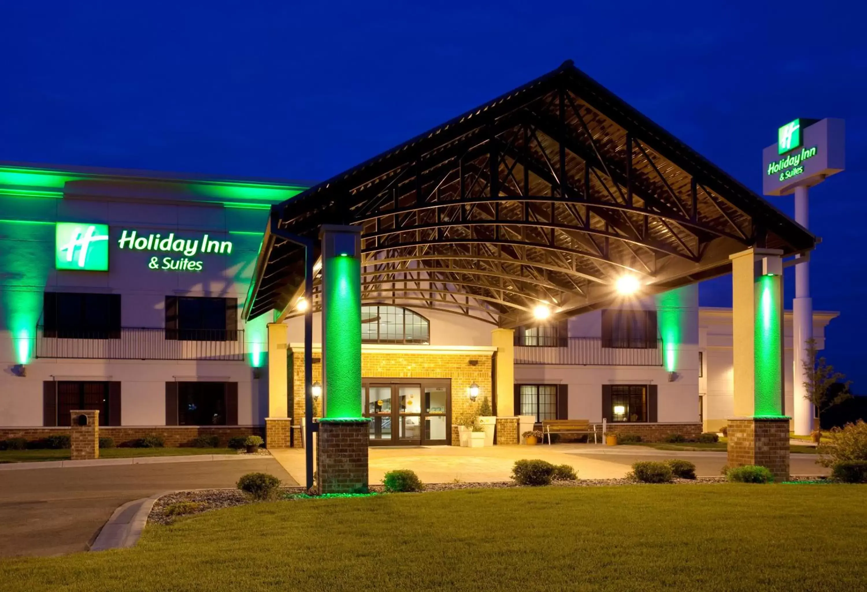 Property building in Holiday Inn Hotel & Suites Minneapolis-Lakeville, an IHG Hotel