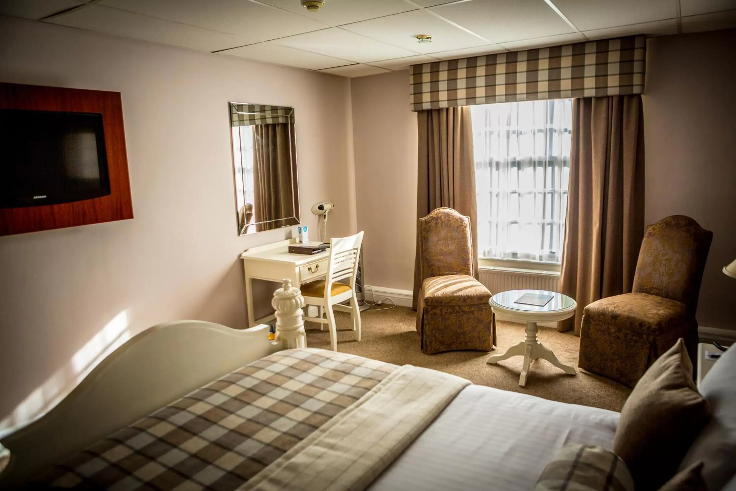 Bedroom, Seating Area in Best Western Plus West Retford Hotel