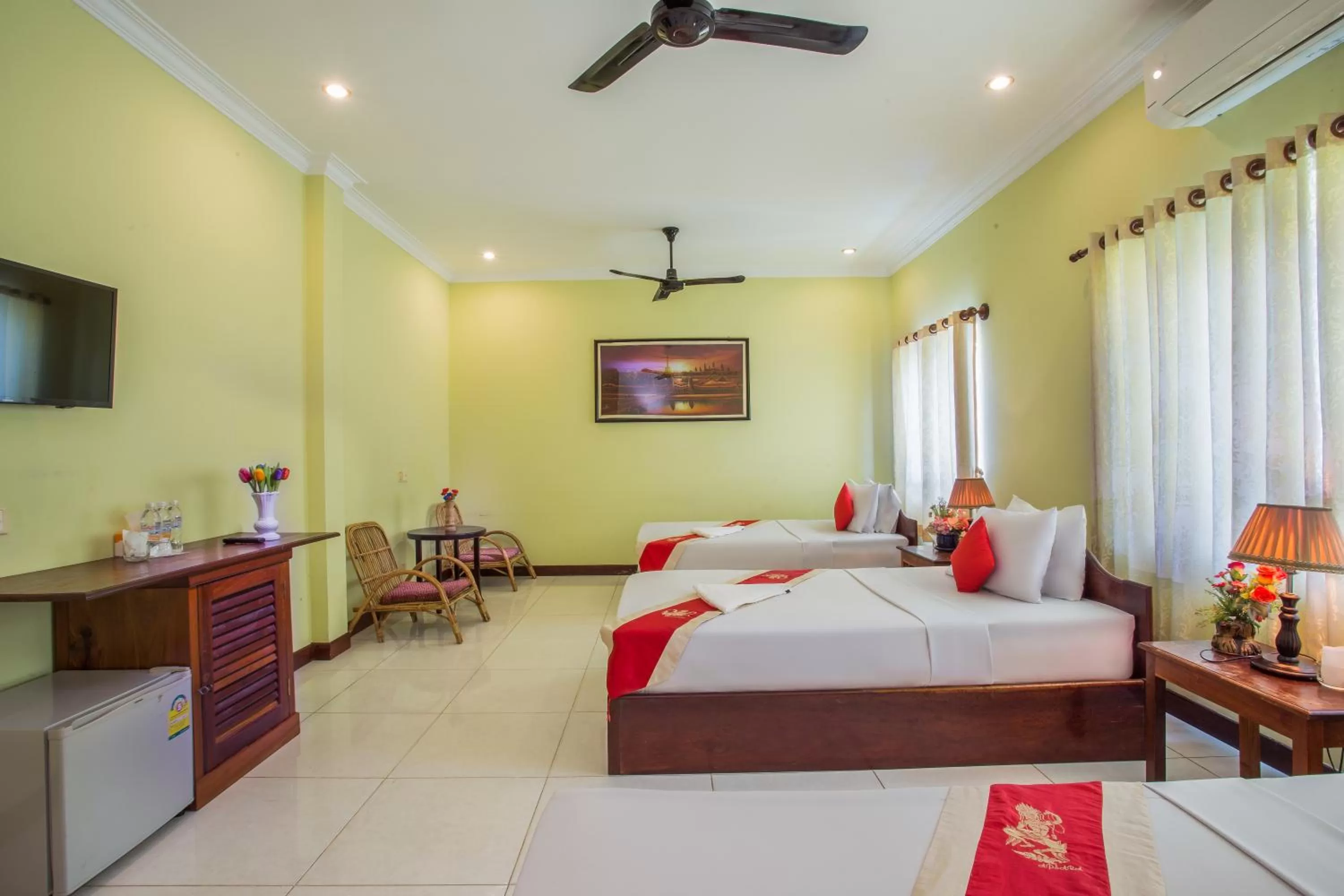 Bedroom, Bed in Side Walk Hotel