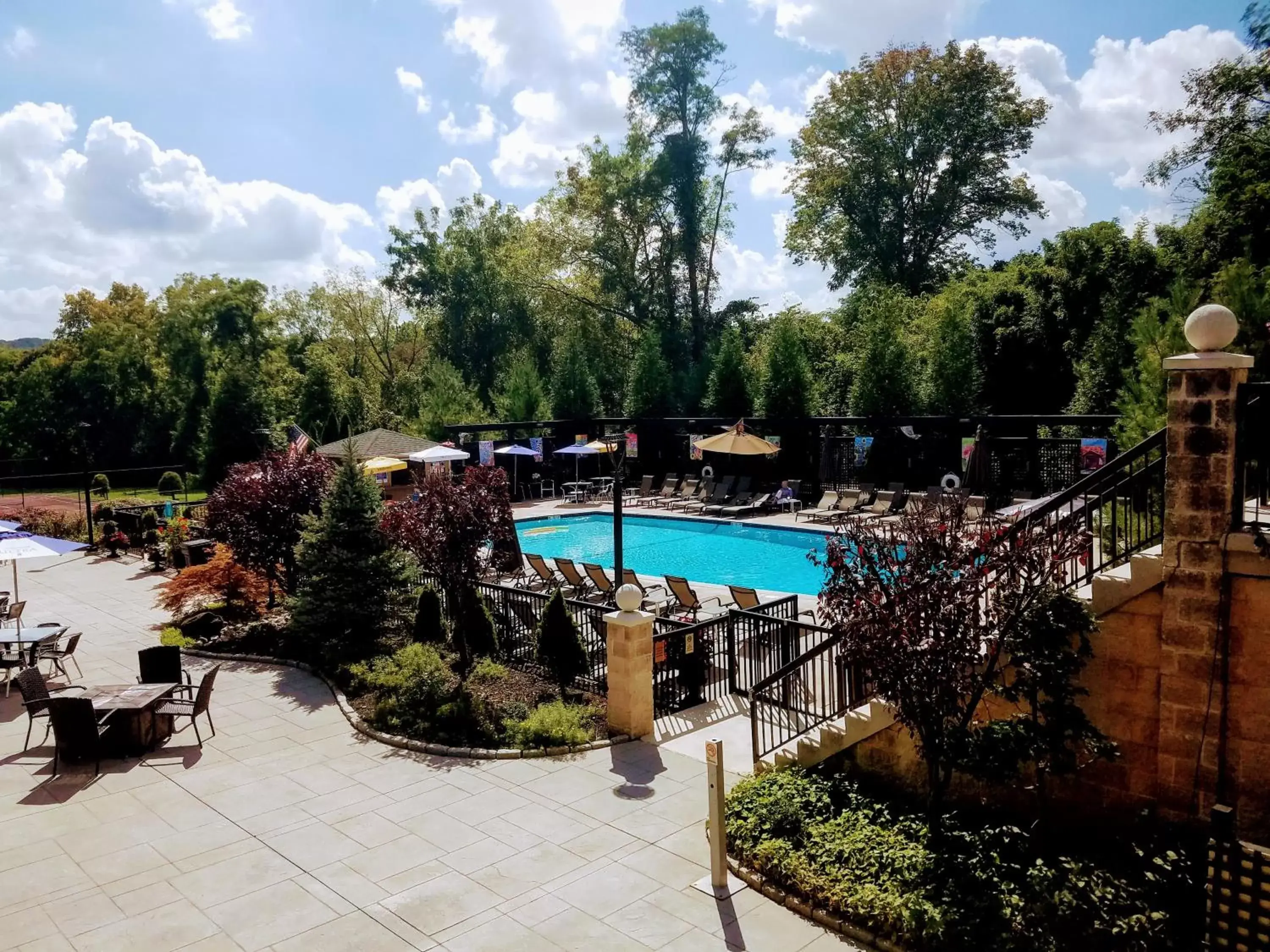 Summer, Pool View in New Hope Inn & Suites