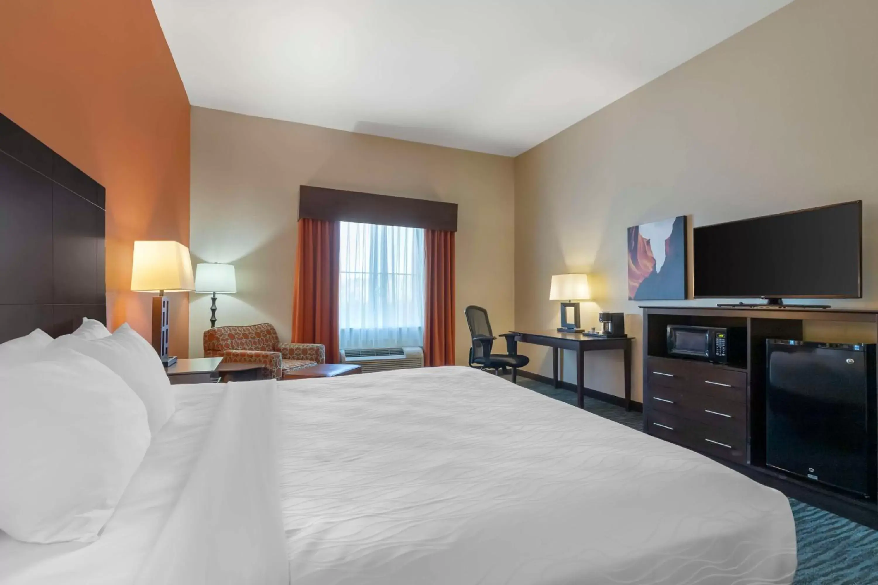Bedroom, Bed in Best Western Plus Longhorn Inn & Suites