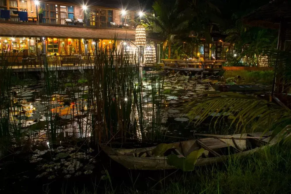 Night, Garden in Maisons Wat Kor