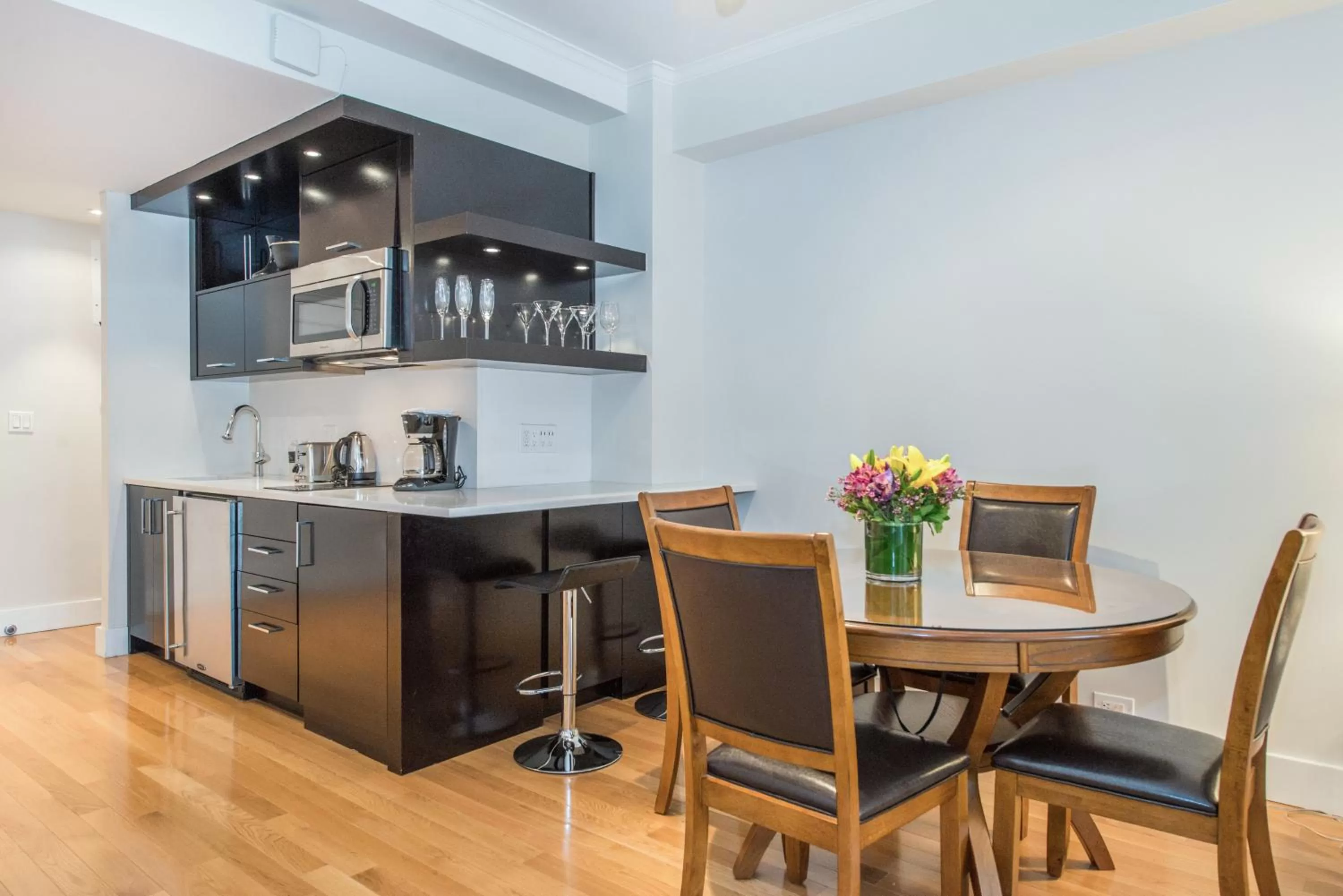 Kitchen or kitchenette in Lombardy Hotel