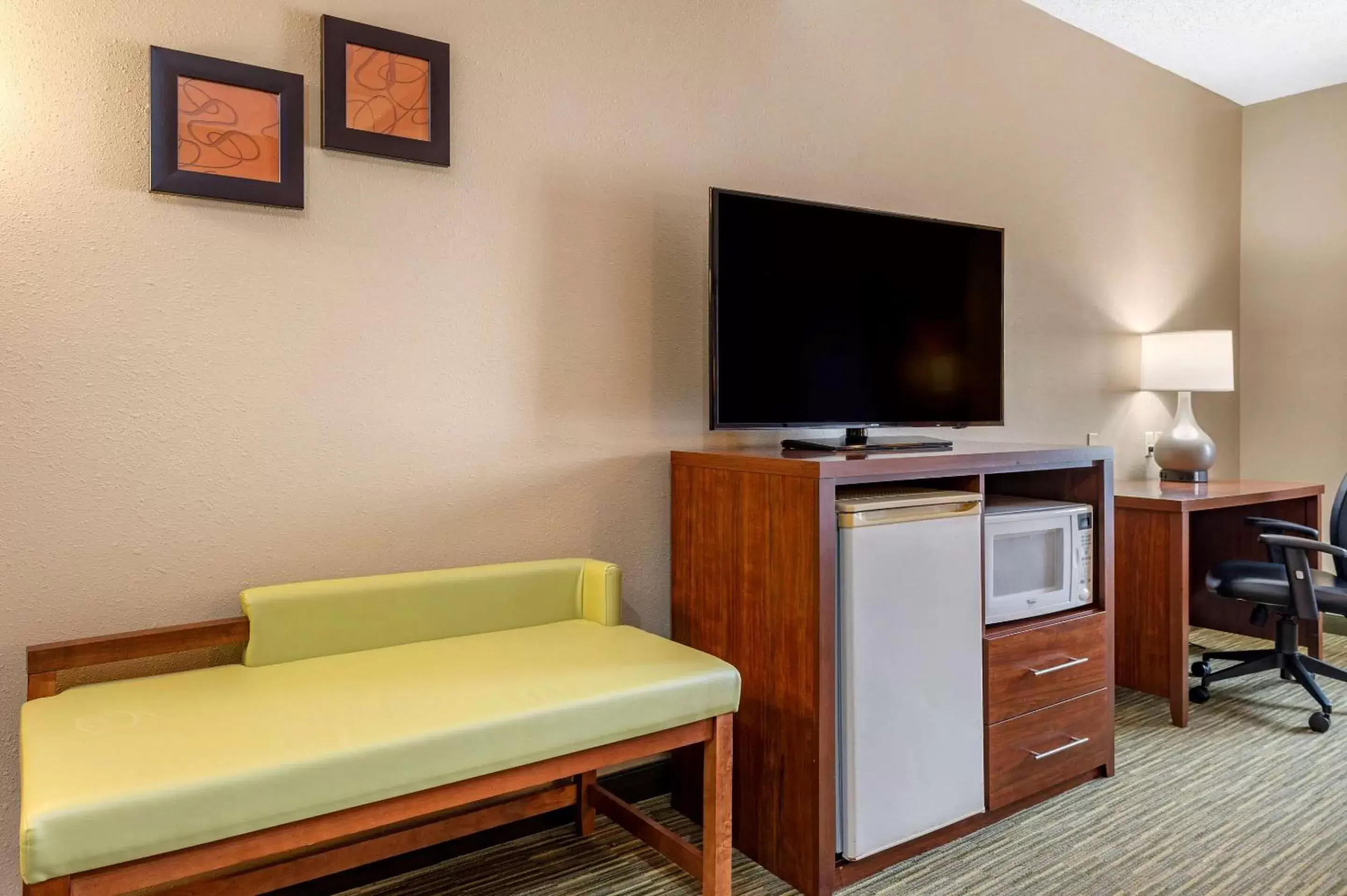 Photo of the whole room, TV/Entertainment Center in Comfort Suites North Elkhart