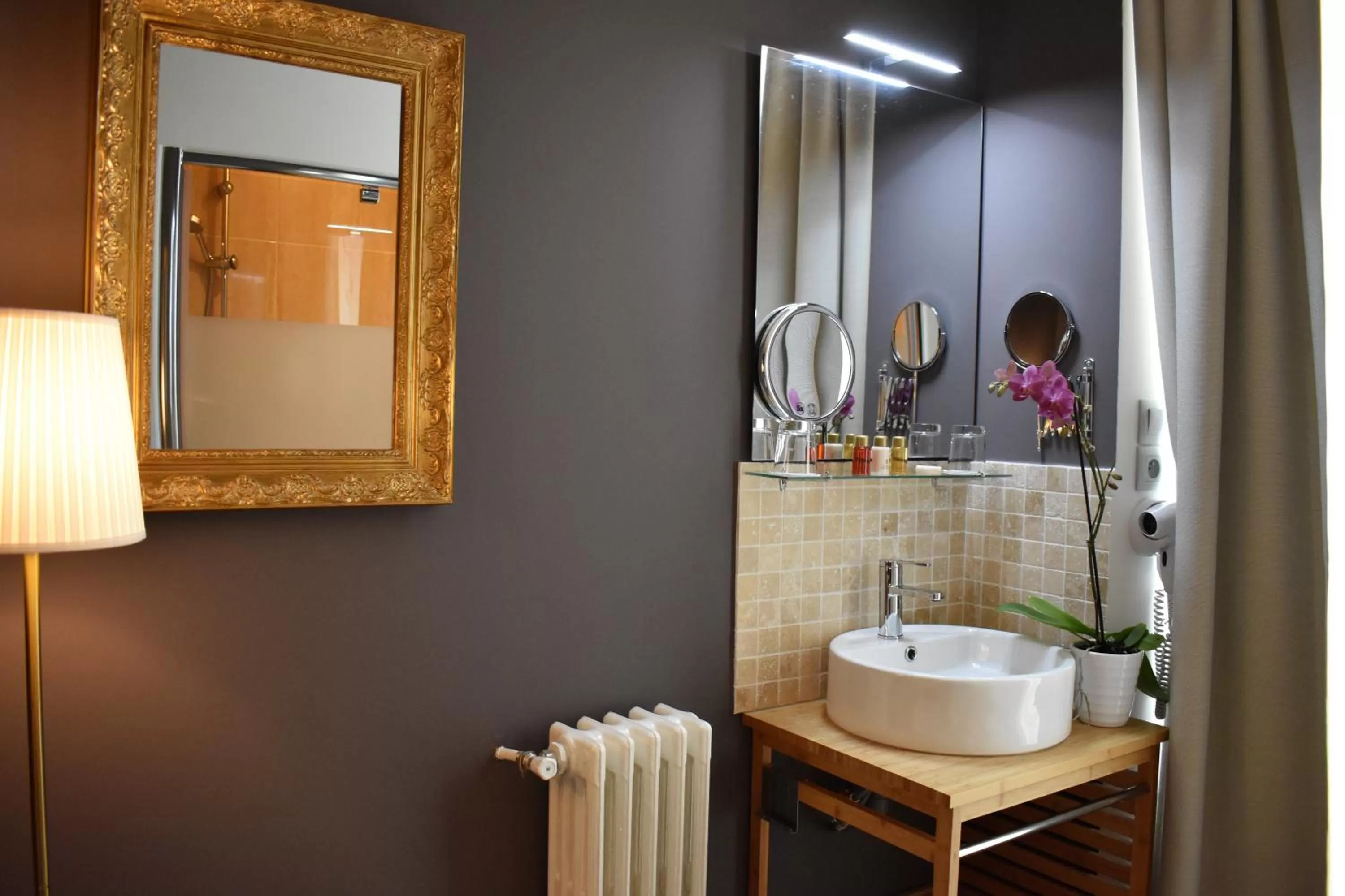 Single Room in Hôtel Churchill Bordeaux Centre