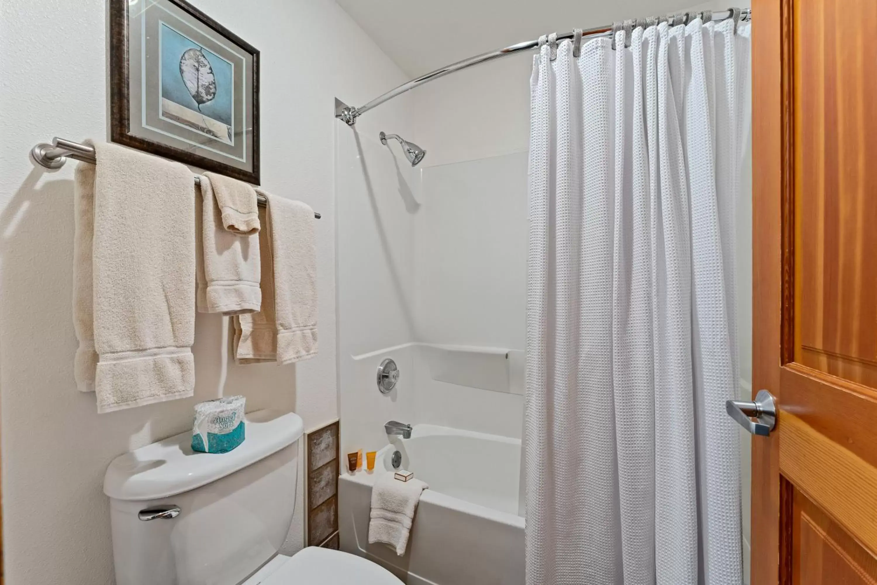 Shower, Bathroom in Desert Rose Resort & Cabins