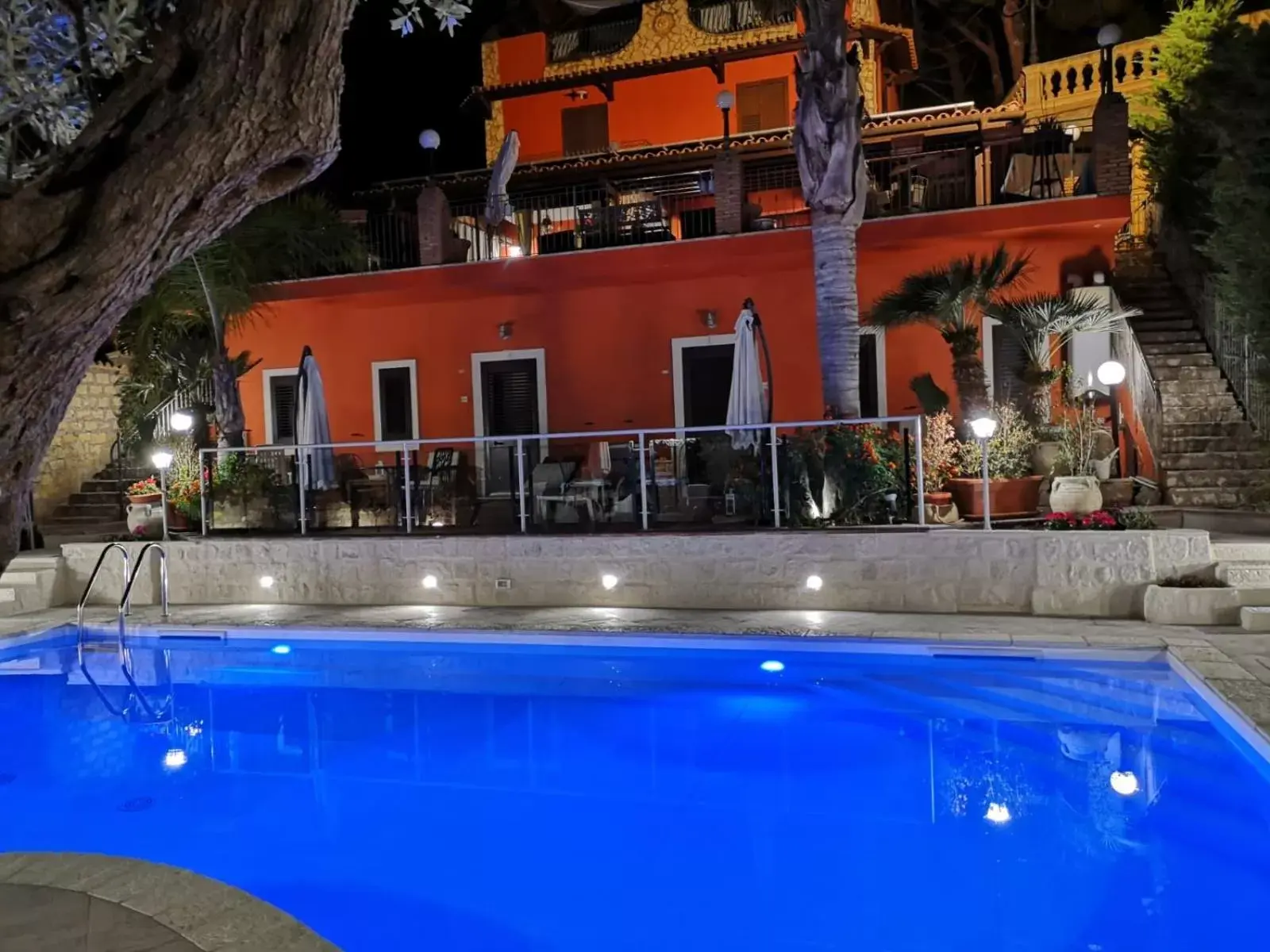 Property building, Swimming Pool in B&B Villa del Sole Relais