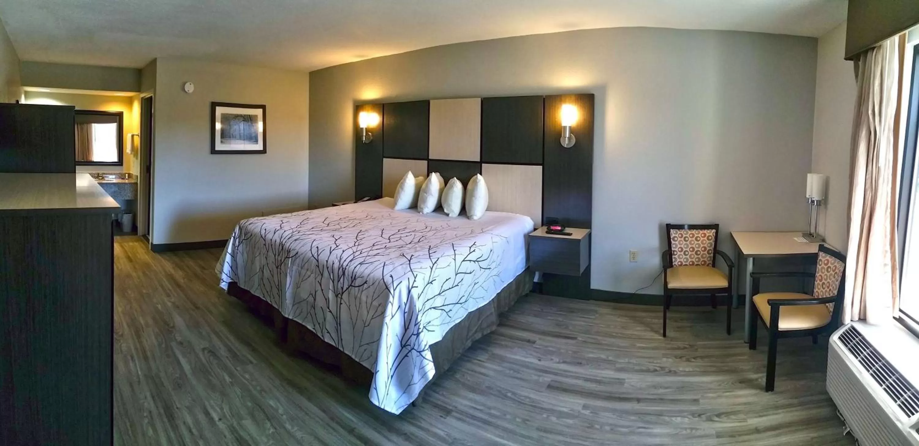 Photo of the whole room, Bed in Best Western Cades Cove Inn