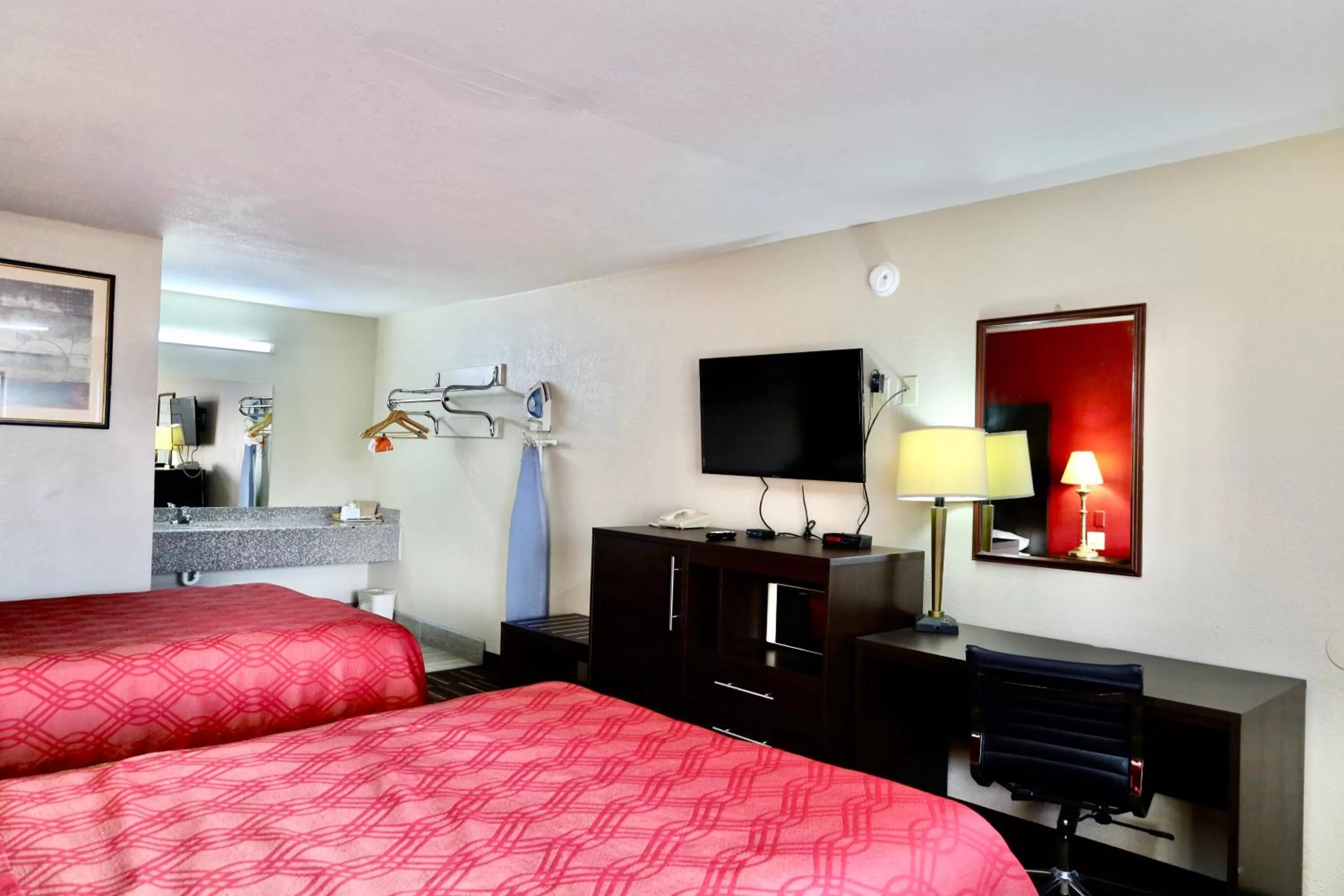 TV and multimedia, Bed in Rodeway Inn Pauls Valley