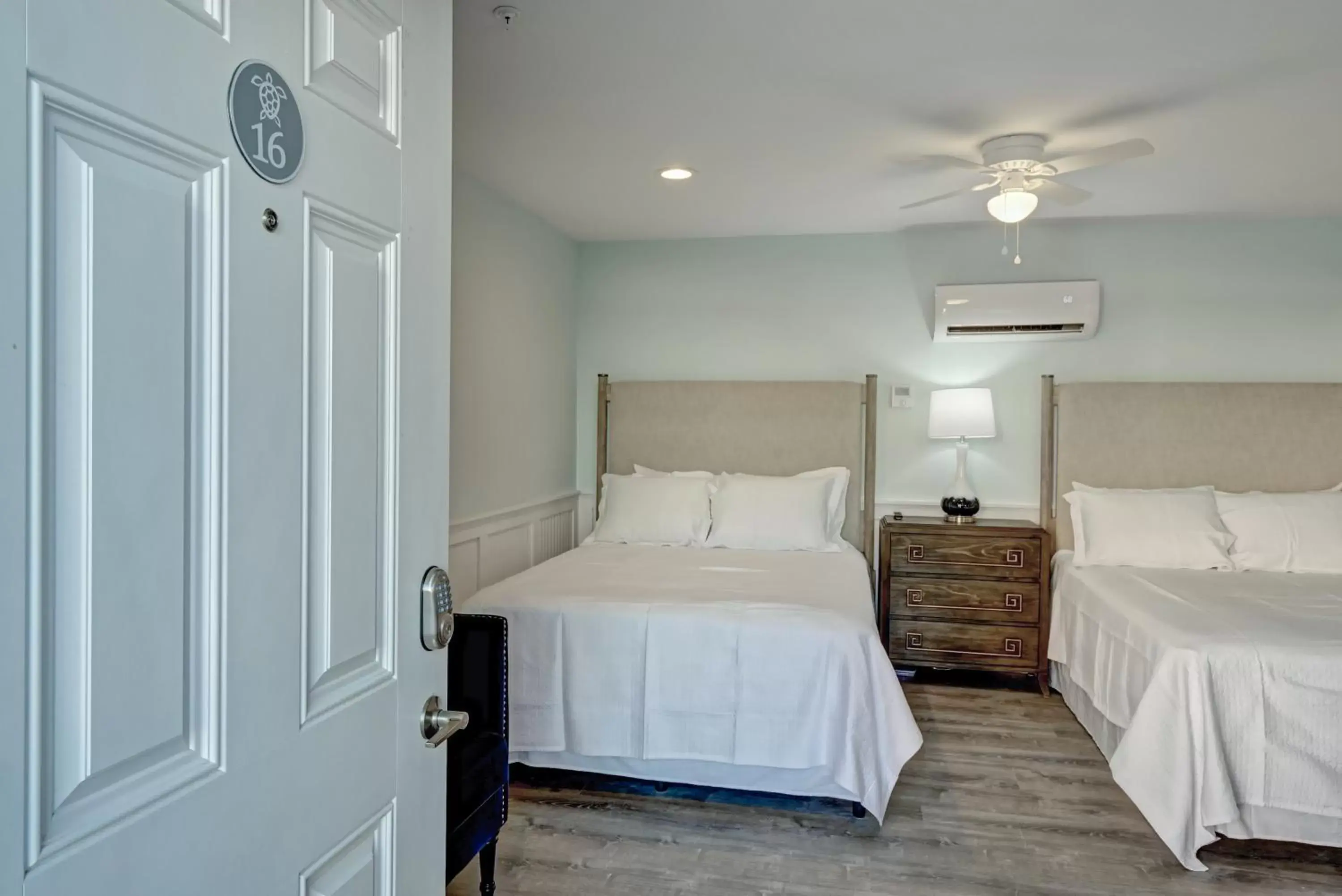 Property building, Bed in Loggerhead Inn and Suites by Carolina Retreats