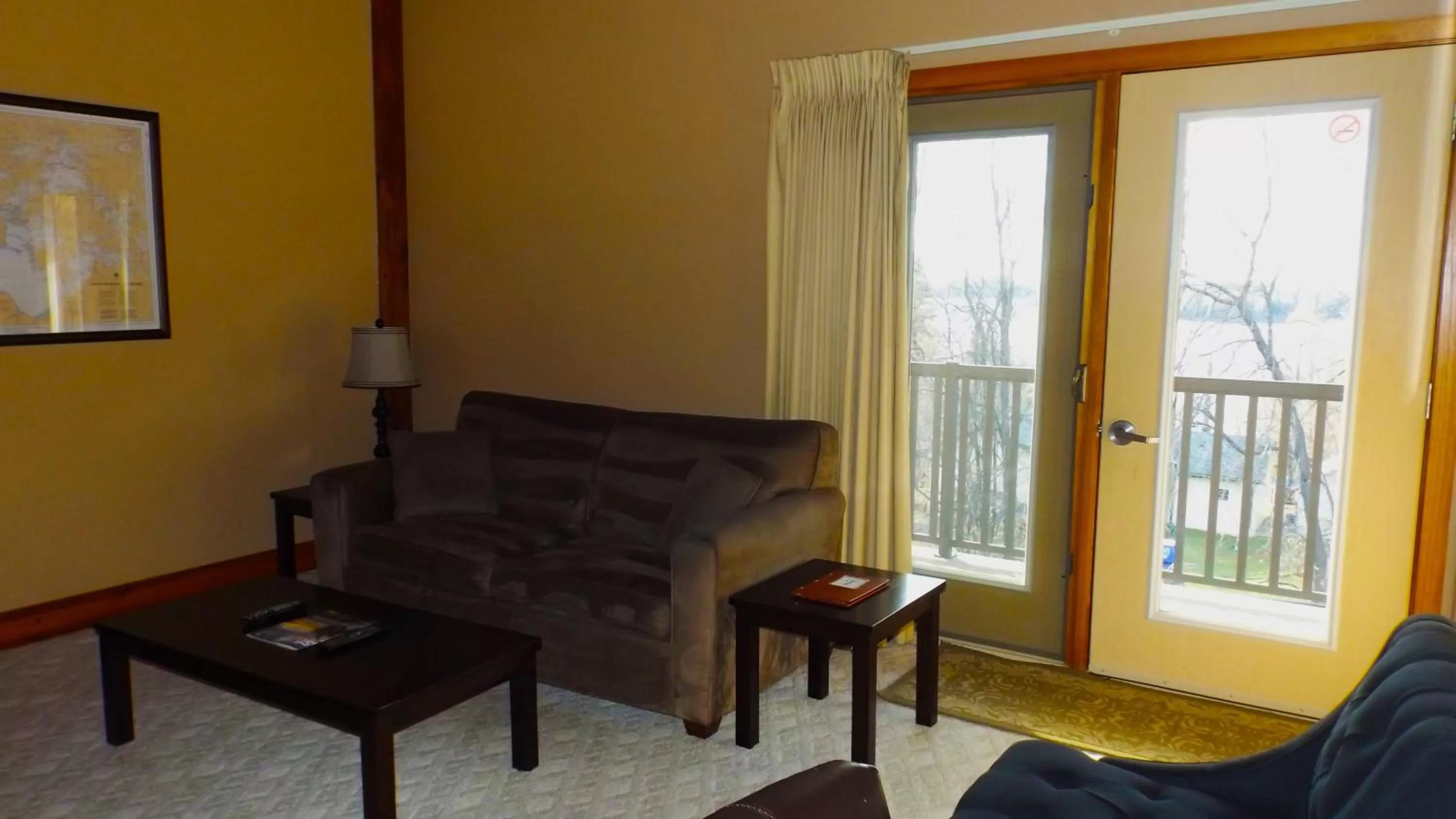 Living room in Timberland Inn