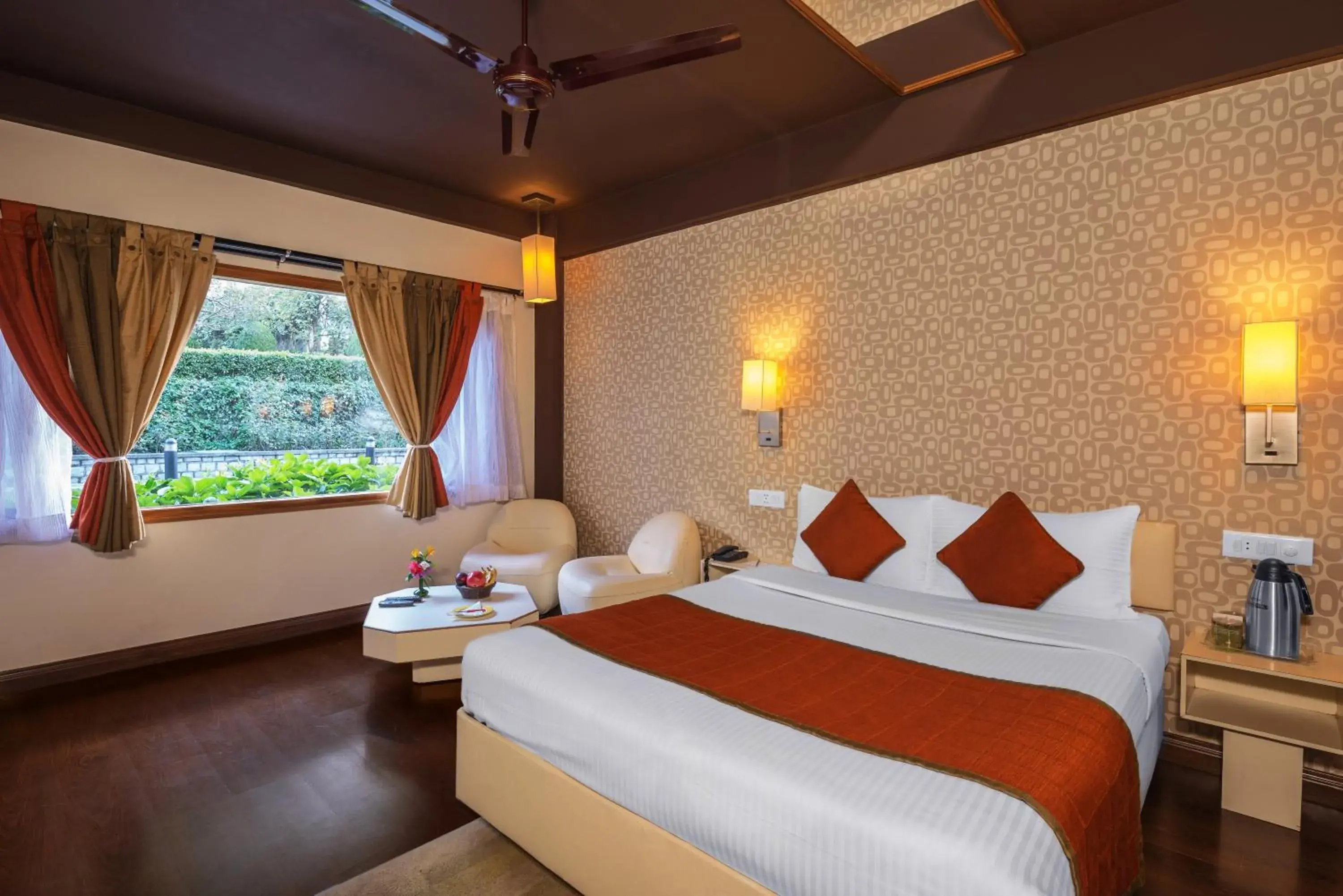 Bed in Honeymoon Inn - Manali