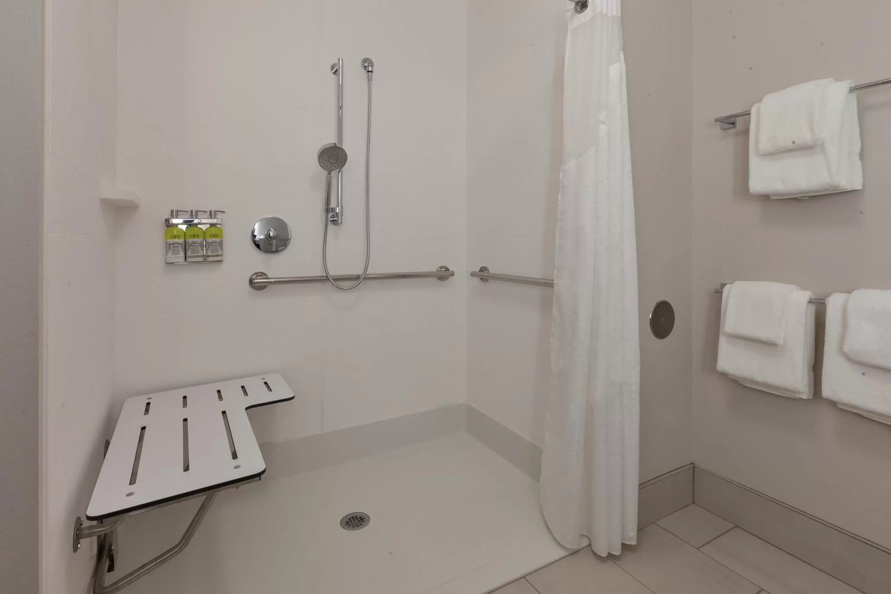 King Room - Mobility Access/Roll in Shower - Non-Smoking in Holiday Inn Express- Eau Claire West I-94, an IHG Hotel