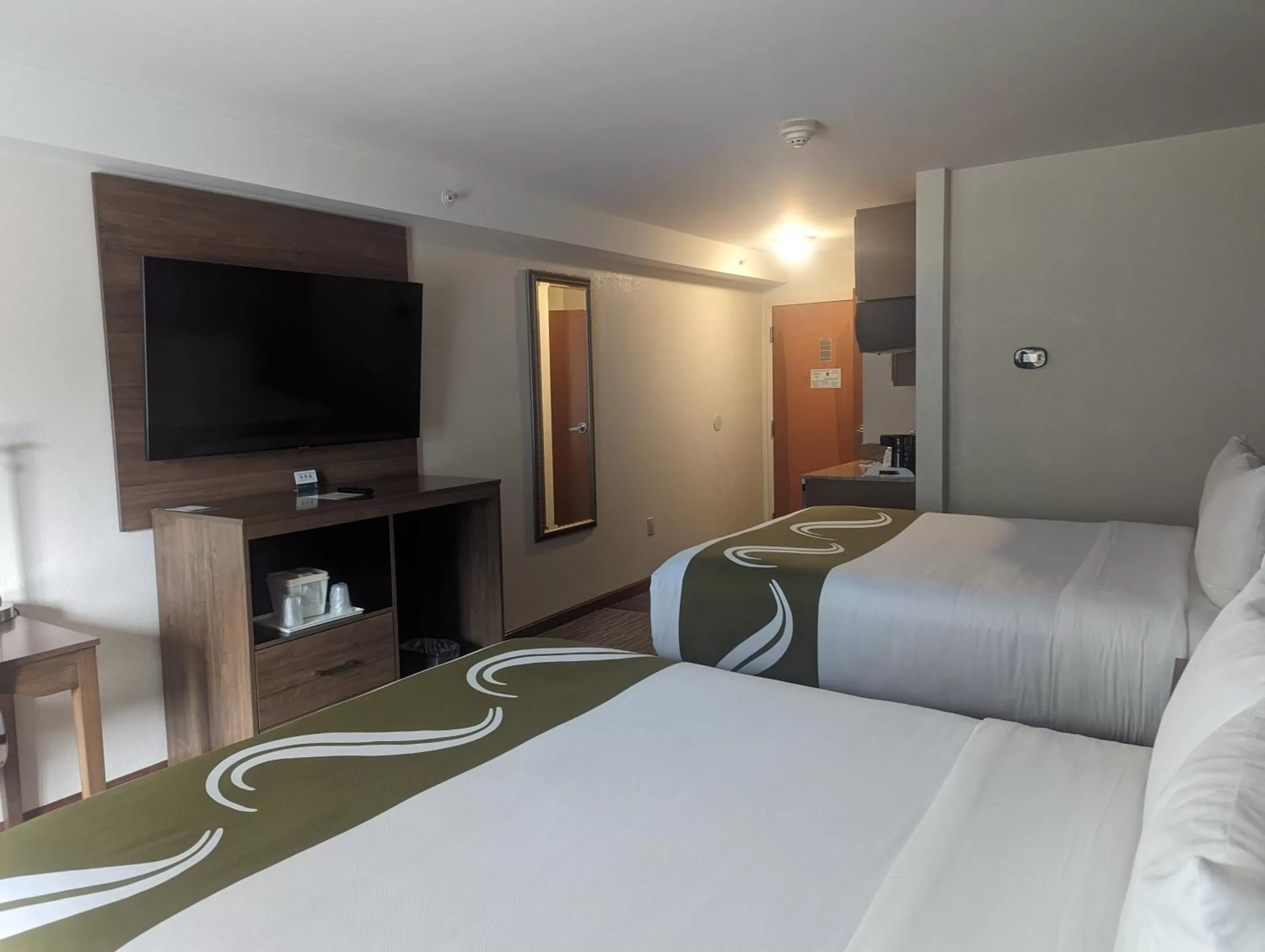 Bed in Quality Inn & Suites Northampton - Amherst