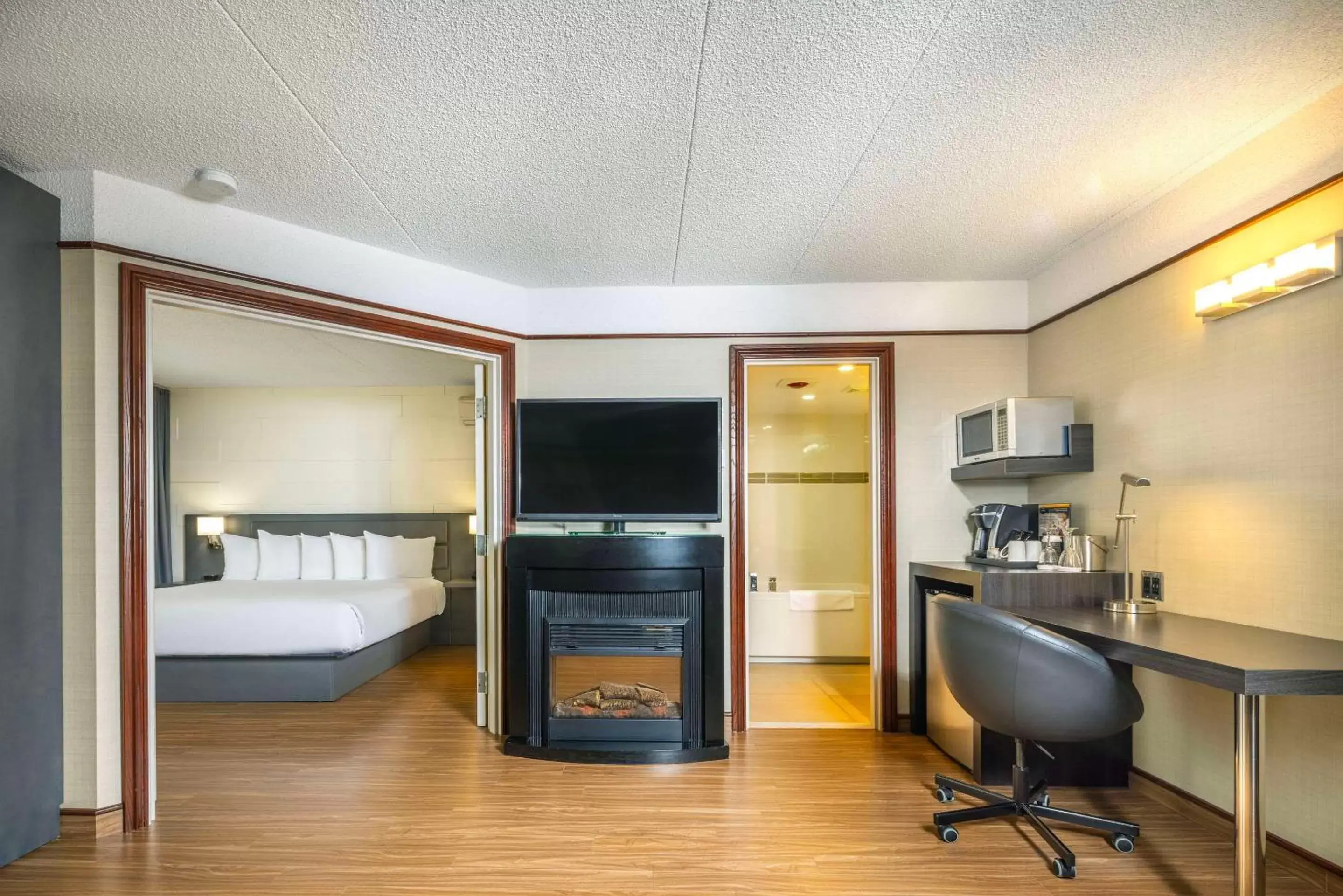 Bedroom, TV/Entertainment Center in Les Suites de Laviolette Ascend Hotel Collection