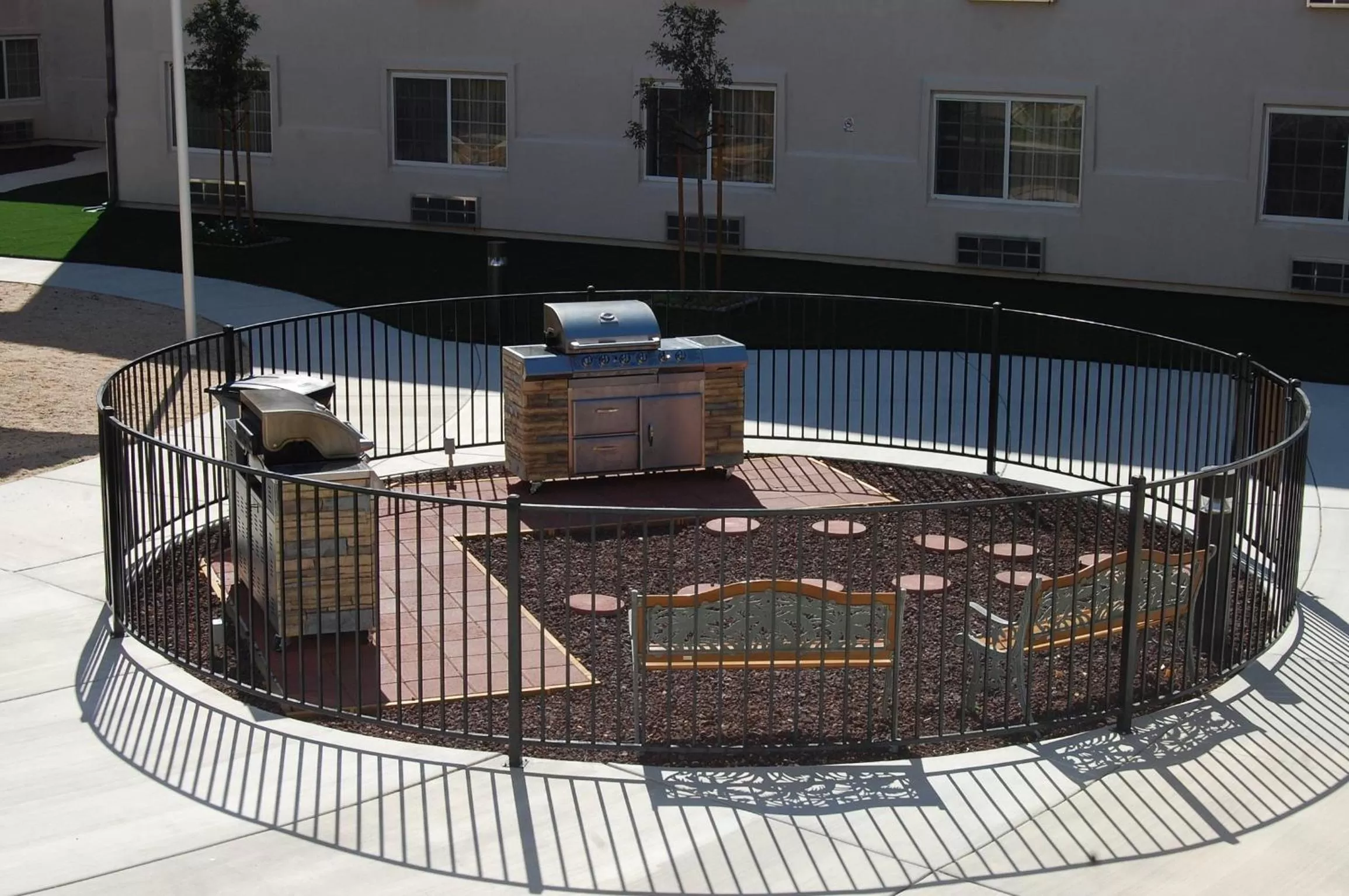 BBQ facilities in Landmark Inn Fort Irwin