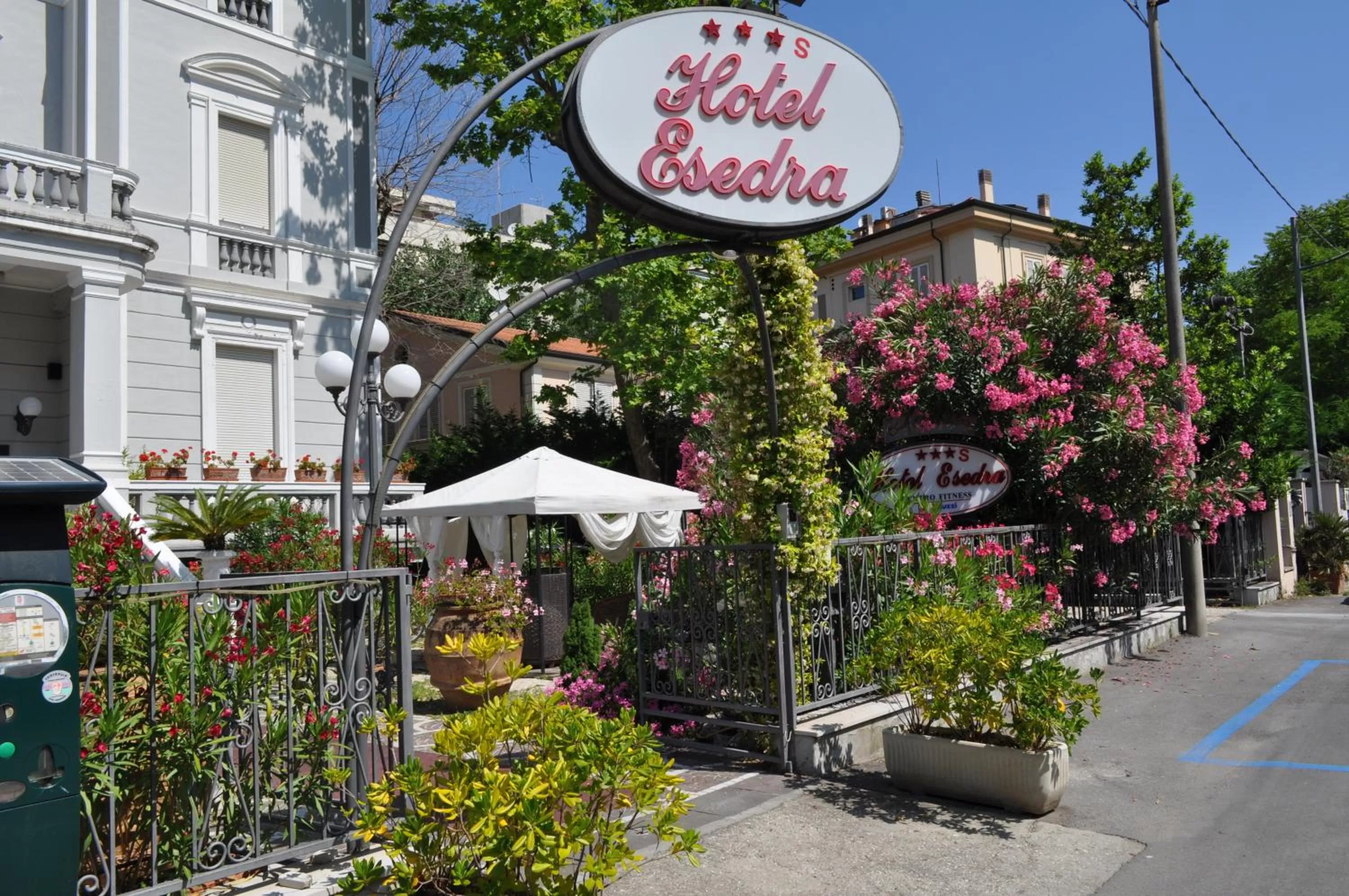 Facade/entrance in Esedra Hotel