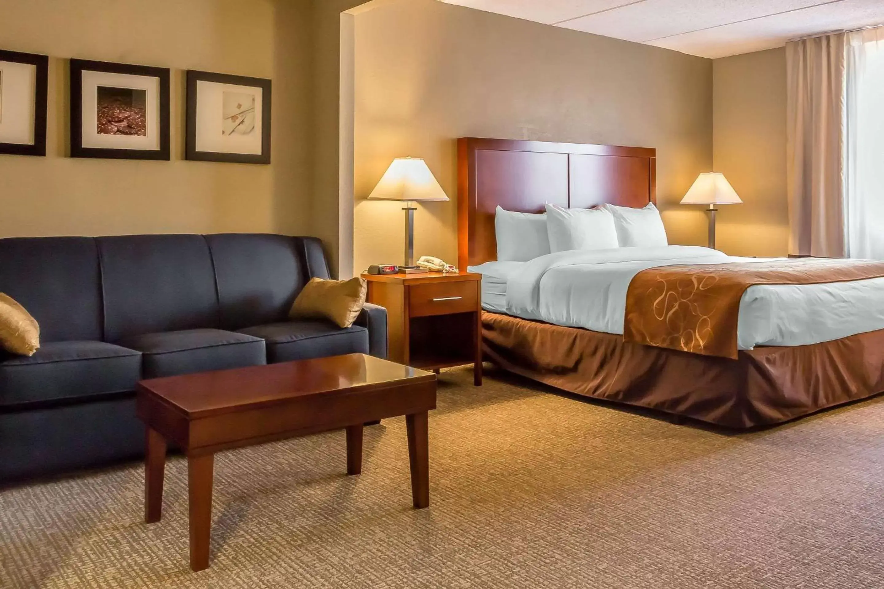 Bedroom, Bed in Comfort Suites Near Casinos Norwich-Uncasville