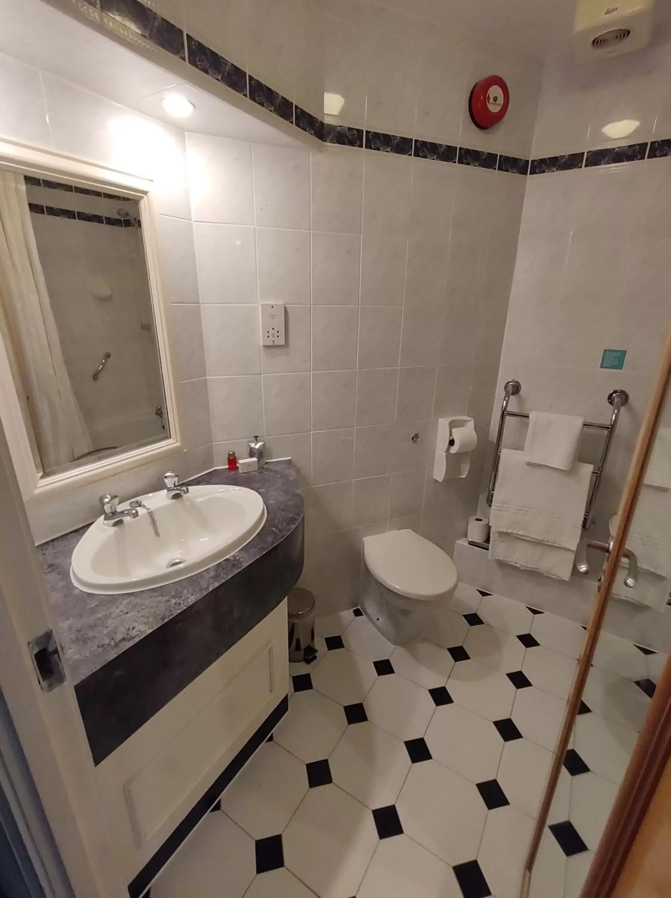 Bathroom in Poole Quay Hotel