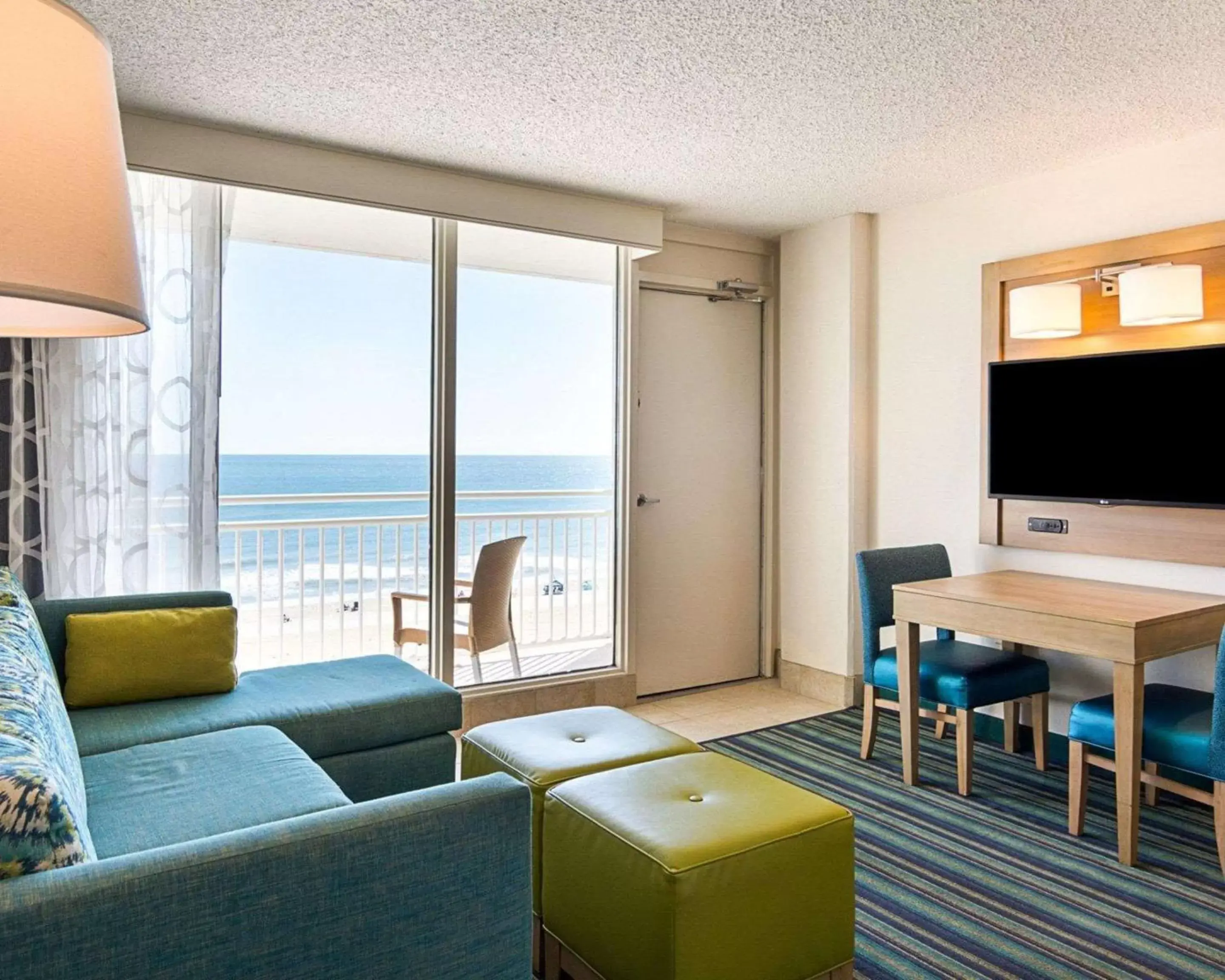 Photo of the whole room, Seating Area in Comfort Suites Beachfront