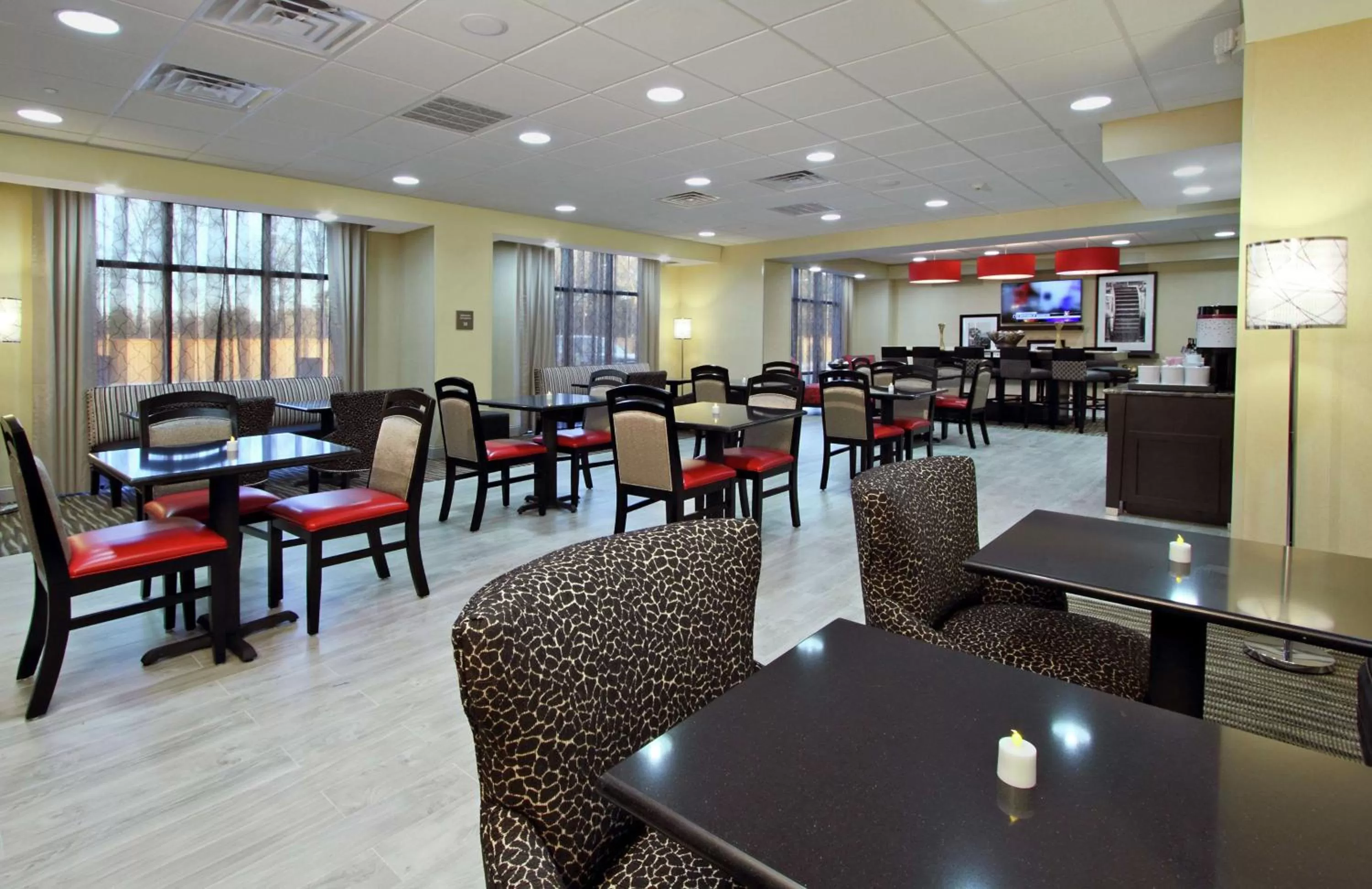 Dining area in Hampton Inn Richland/South Jackson